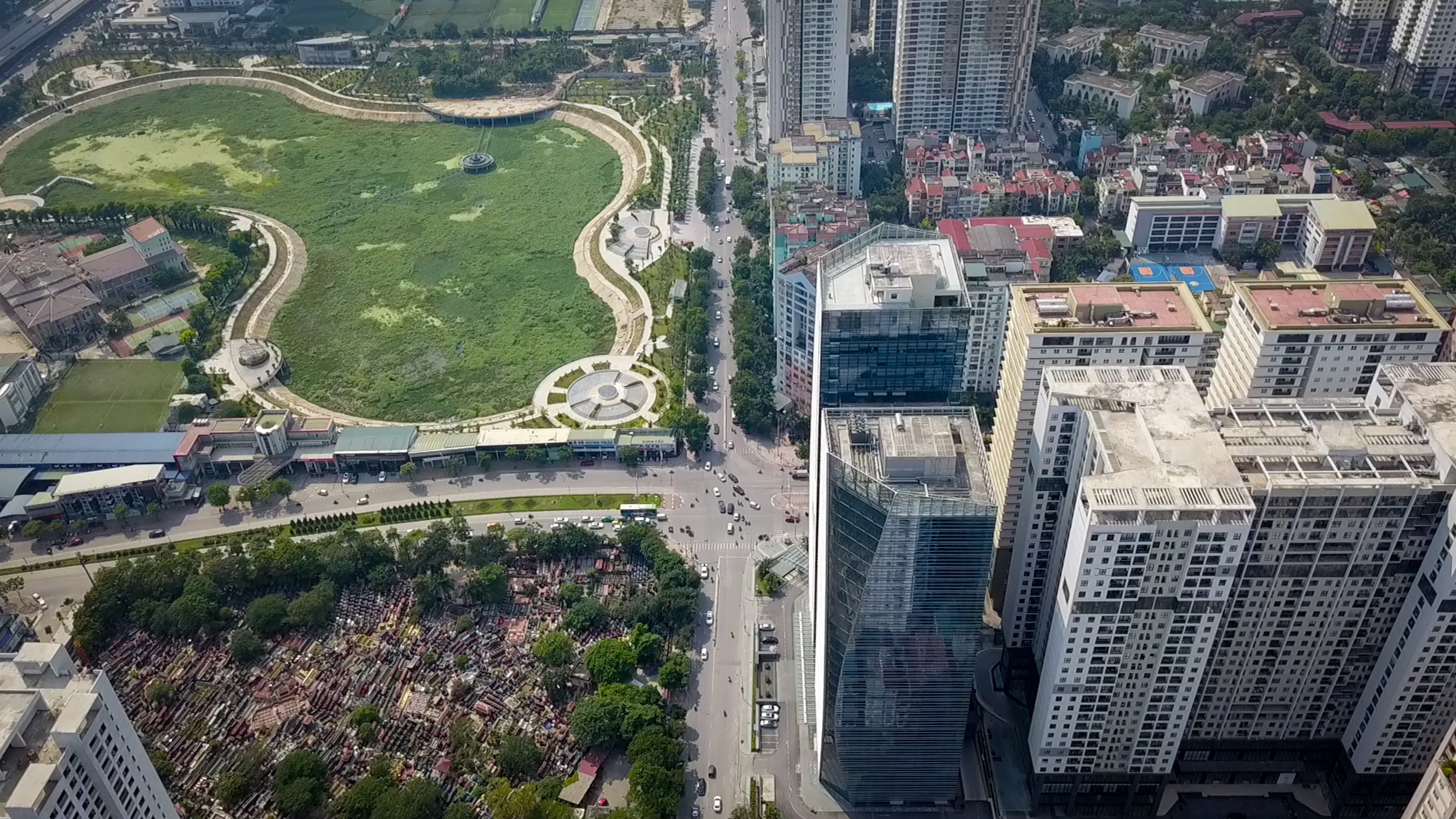 Cong vien Nhan Chinh,  ho dieu hoa,  dat vang anh 9