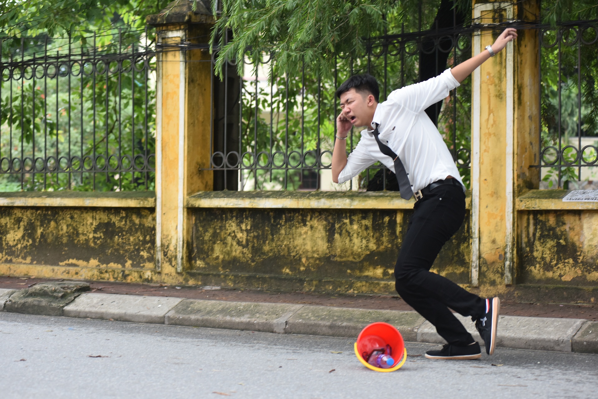 Dien kich ngay truoc cong truong Dai hoc San khau Dien anh Ha Noi hinh anh