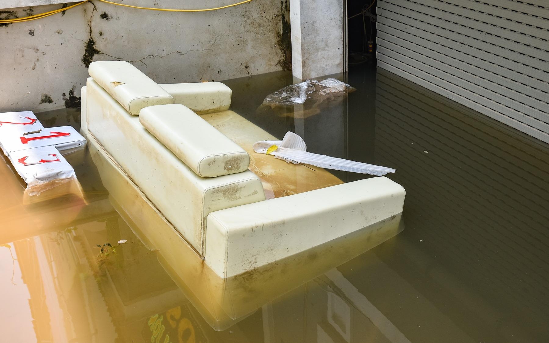 Huy dong may bom 'giai cuu' biet thu 3 ngay sau mua hinh anh