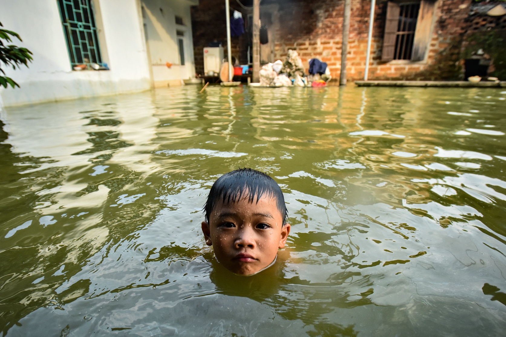 Hon 800 ho o Ha Noi van bi co lap trong nuoc lu, dan boi truoc cua nha hinh anh