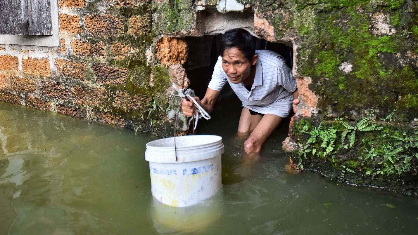 Nguoi dan di chuyen trong thon bang thuyen va cong nong hinh anh
