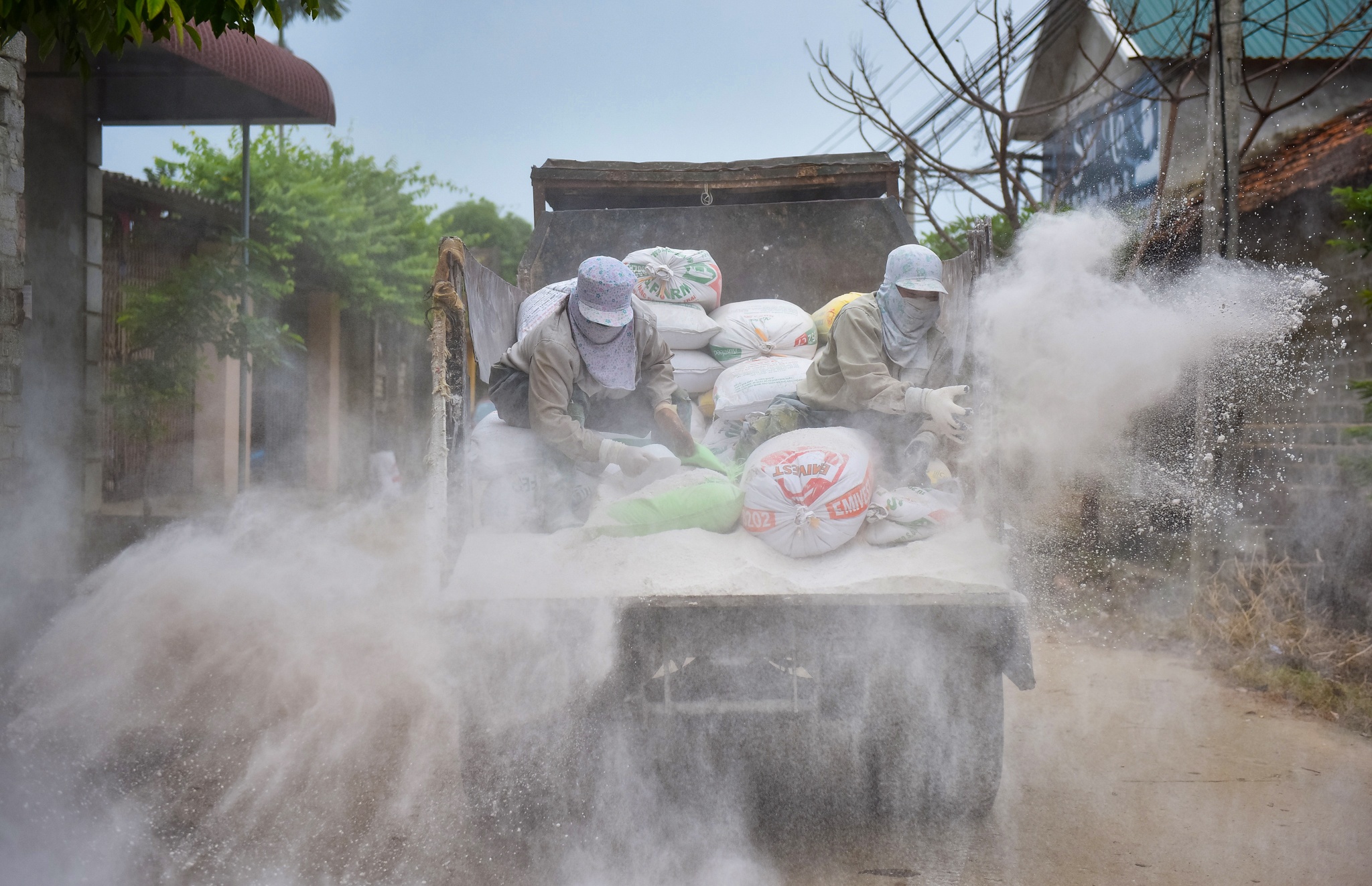 Hang tan voi bot phu trang duong lang sau lu hinh anh