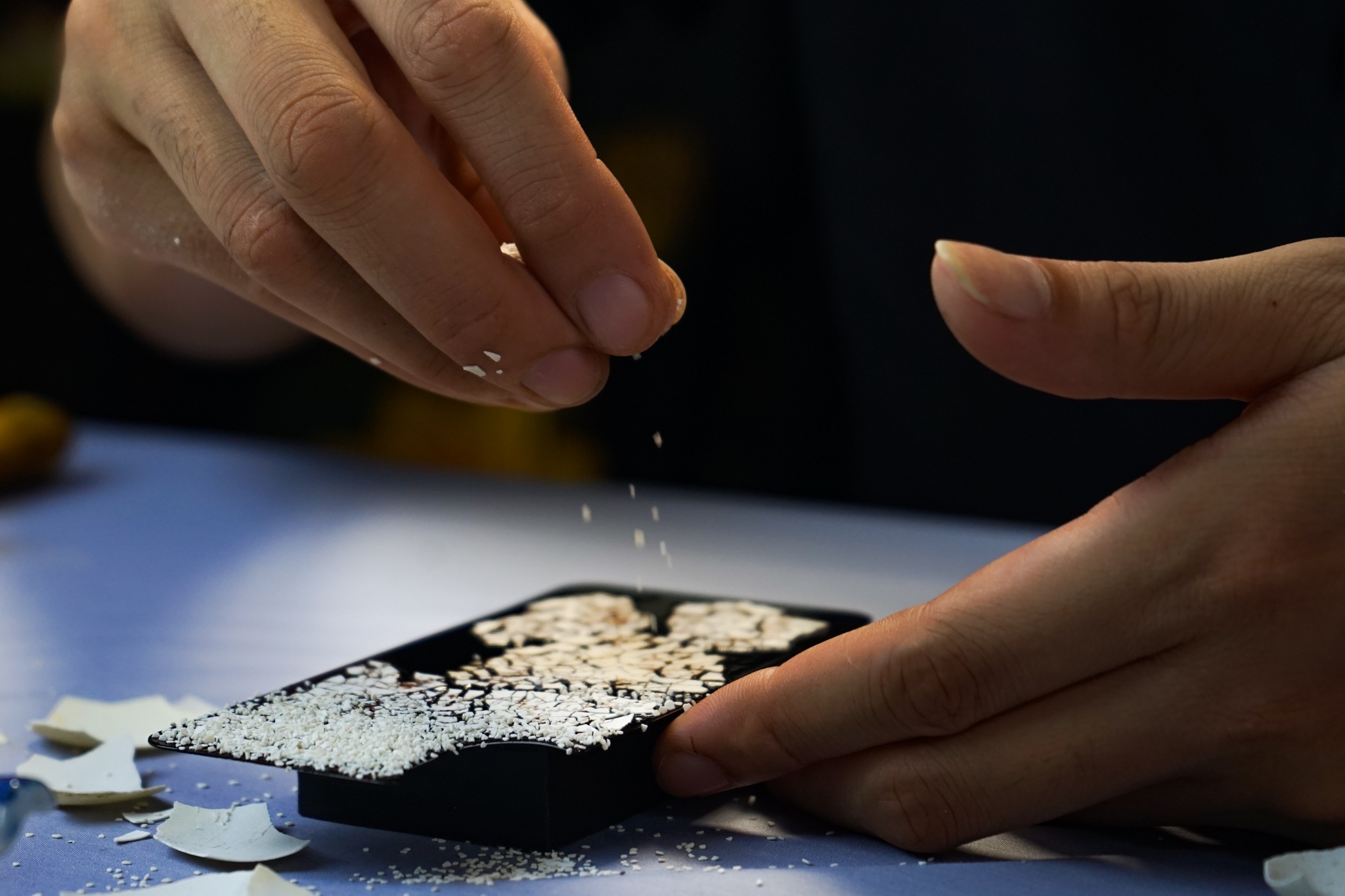 Quy trinh san xuat op dien thoai son mai doc dao hinh anh