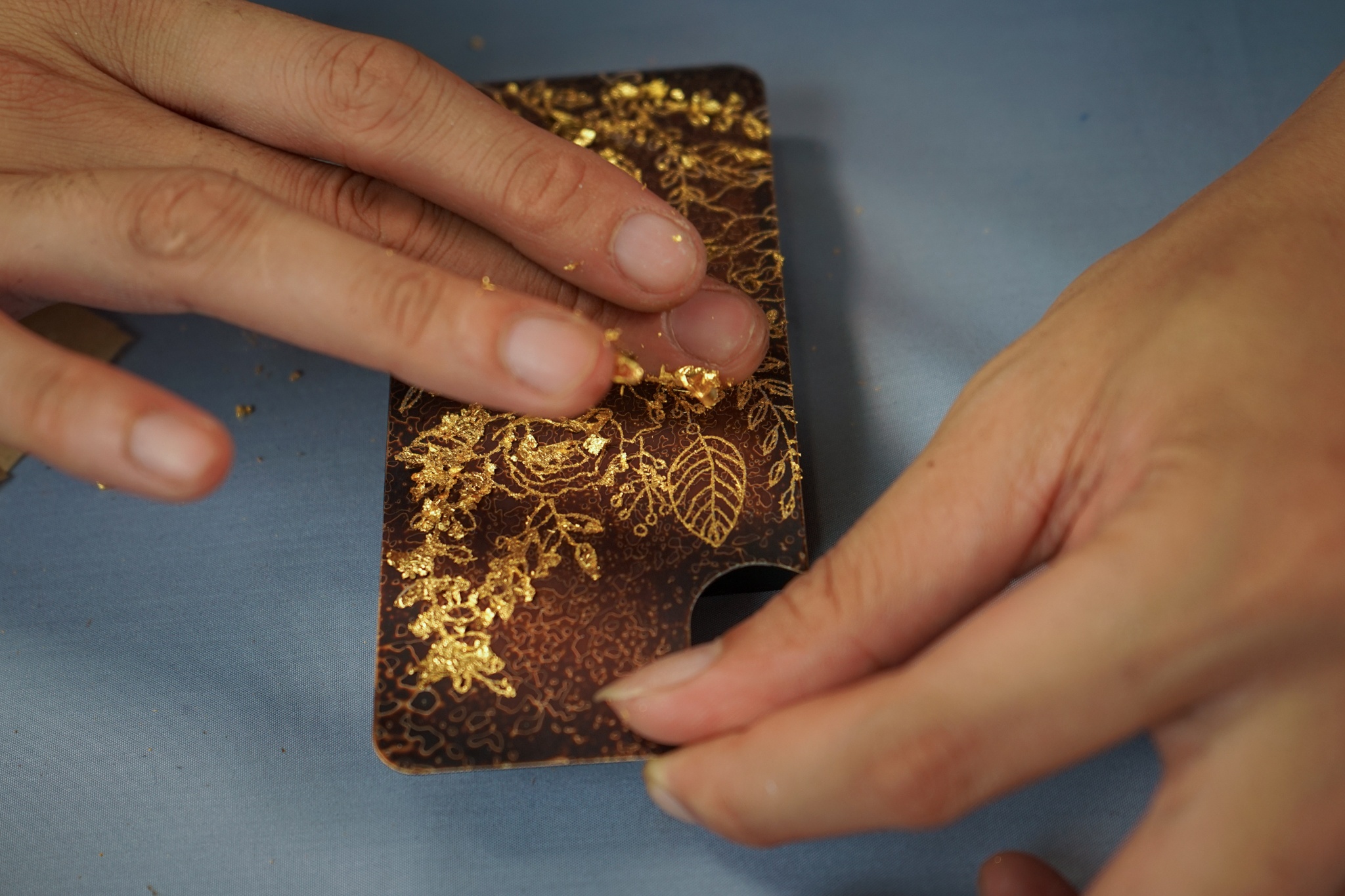 San xuat op dien thoai bang trung, vang gia hang trieu dong hinh anh