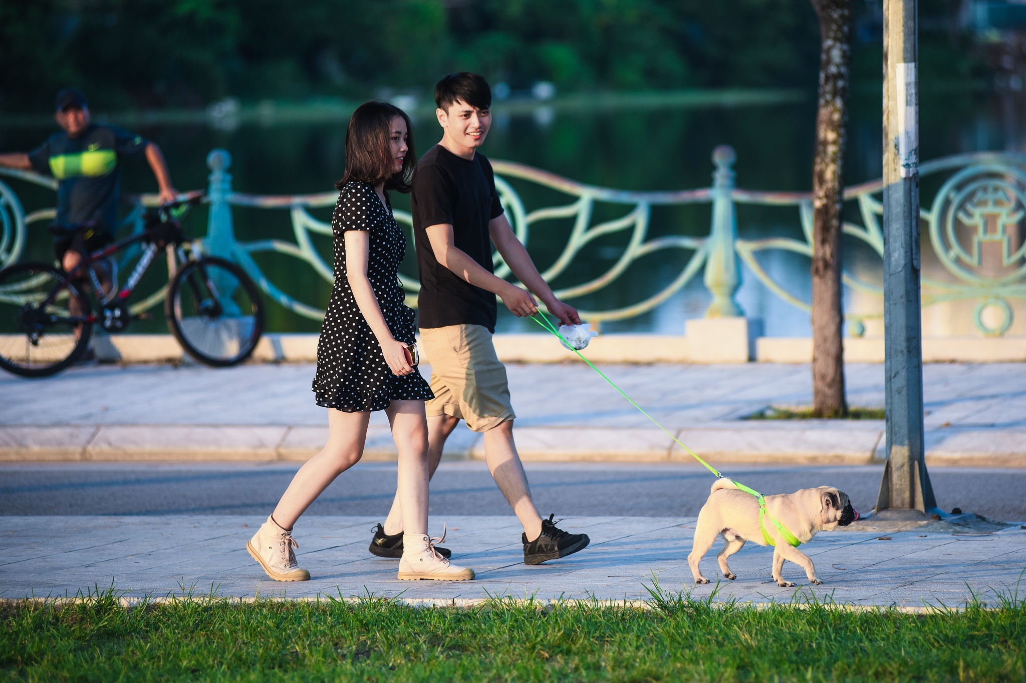 Nguoi dan thu do tan huong khong khi mat me chieu cuoi tuan hinh anh