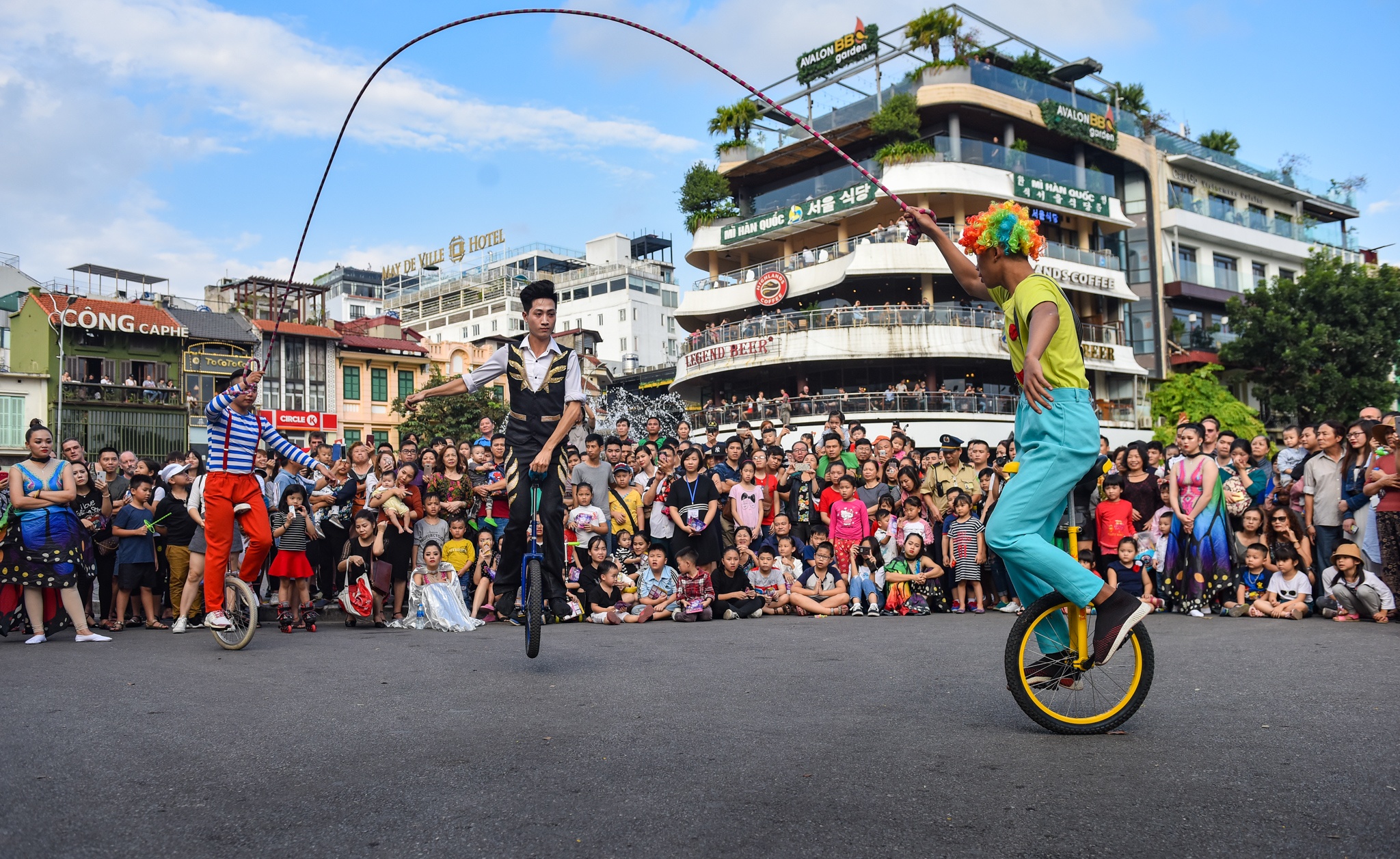 Lac da dieu hanh tren pho di bo anh 11