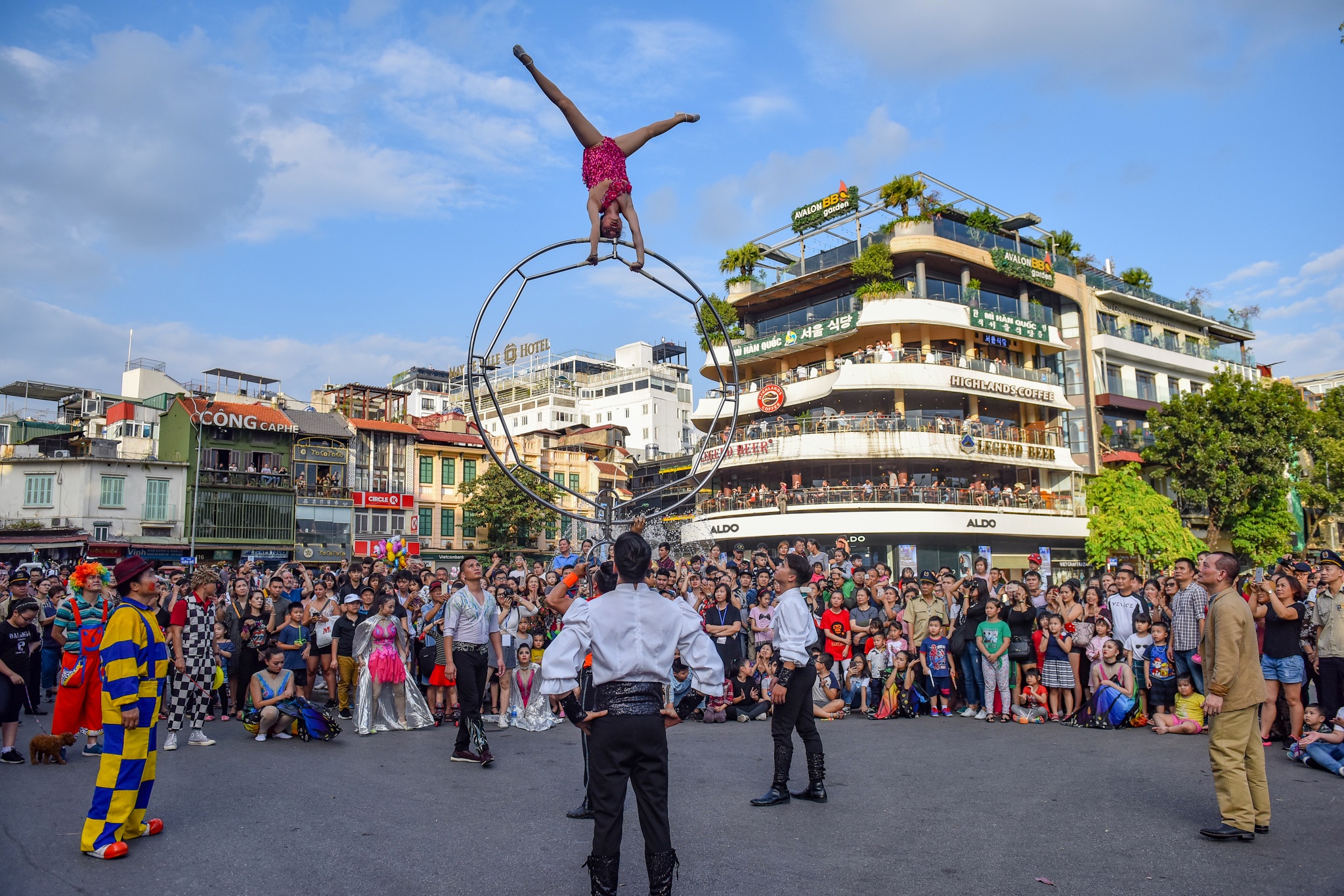 Lac da dieu hanh tren pho di bo anh 1
