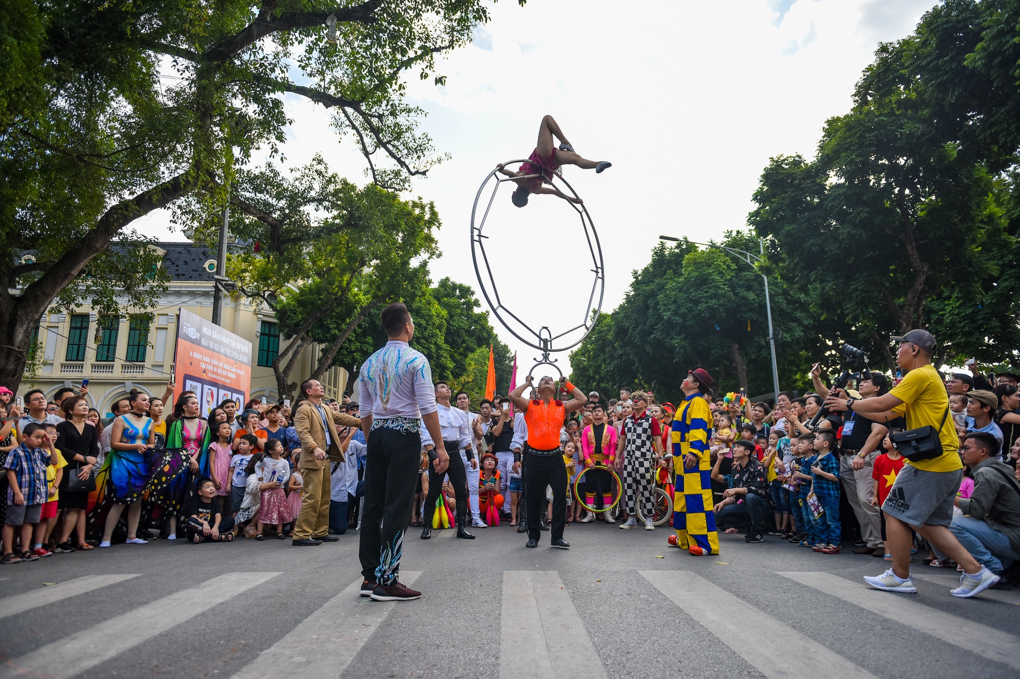 Lac da dieu hanh tren pho di bo anh 6