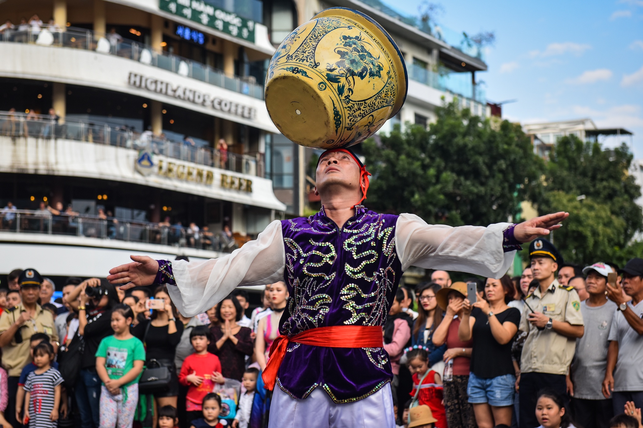Lac da dieu hanh tren pho di bo anh 7