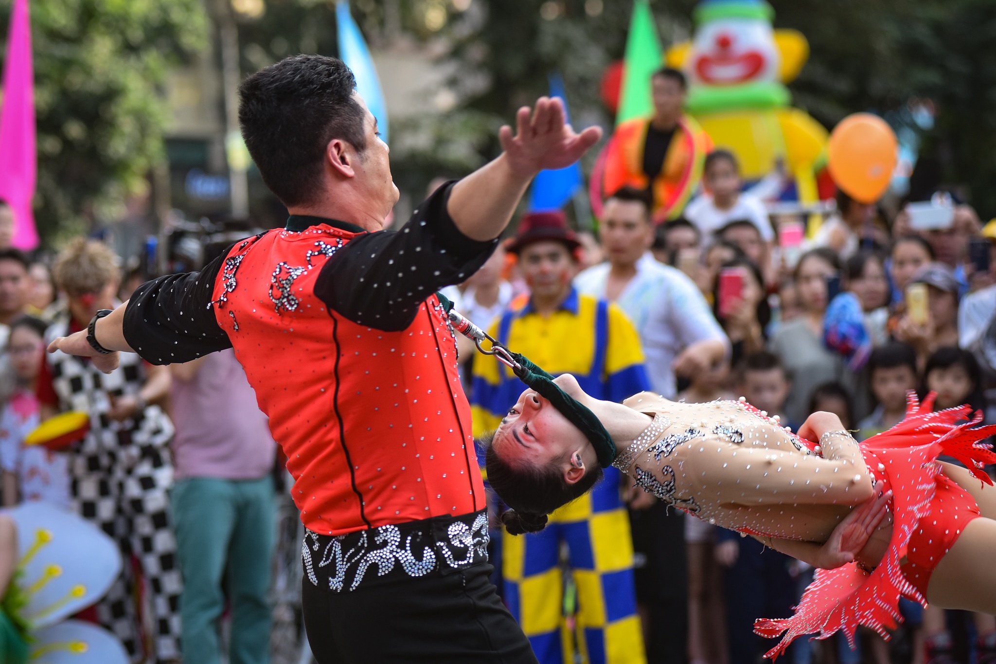 Lac da dieu hanh tren pho di bo anh 8