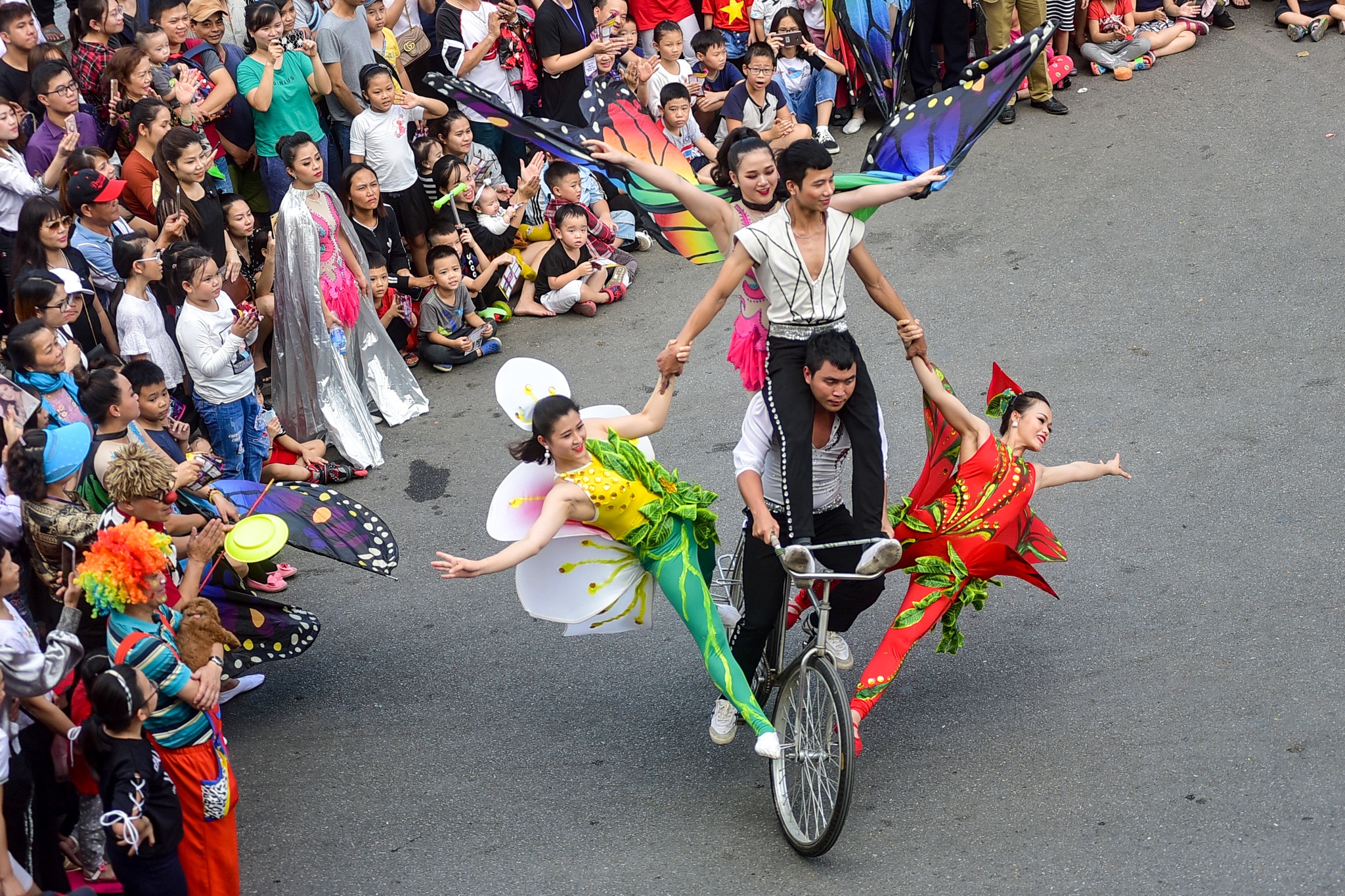 Lac da dieu hanh tren pho di bo anh 9