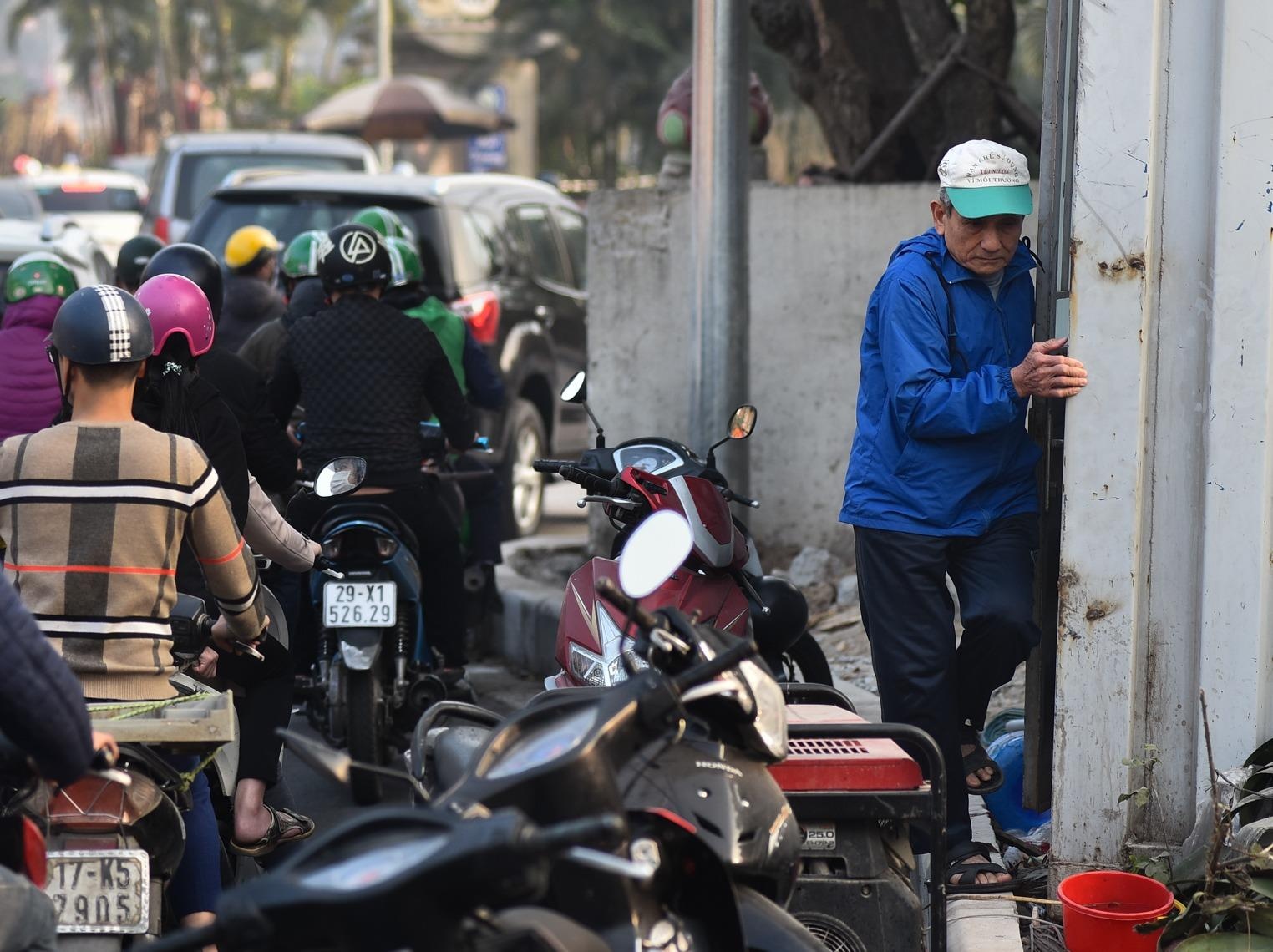 Sat Tet, vat lieu xay dung ngon ngang tren tuyen duong vua mo rong hinh anh