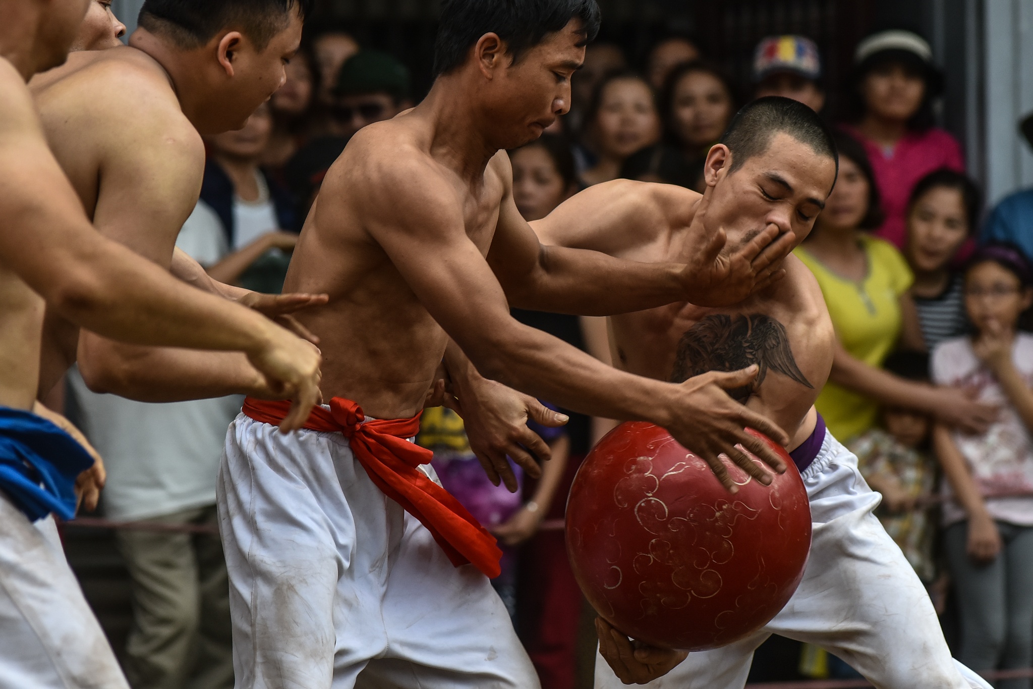 Trai lang tranh gianh quyet liet qua cau nang 17kg o Ha Noi hinh anh