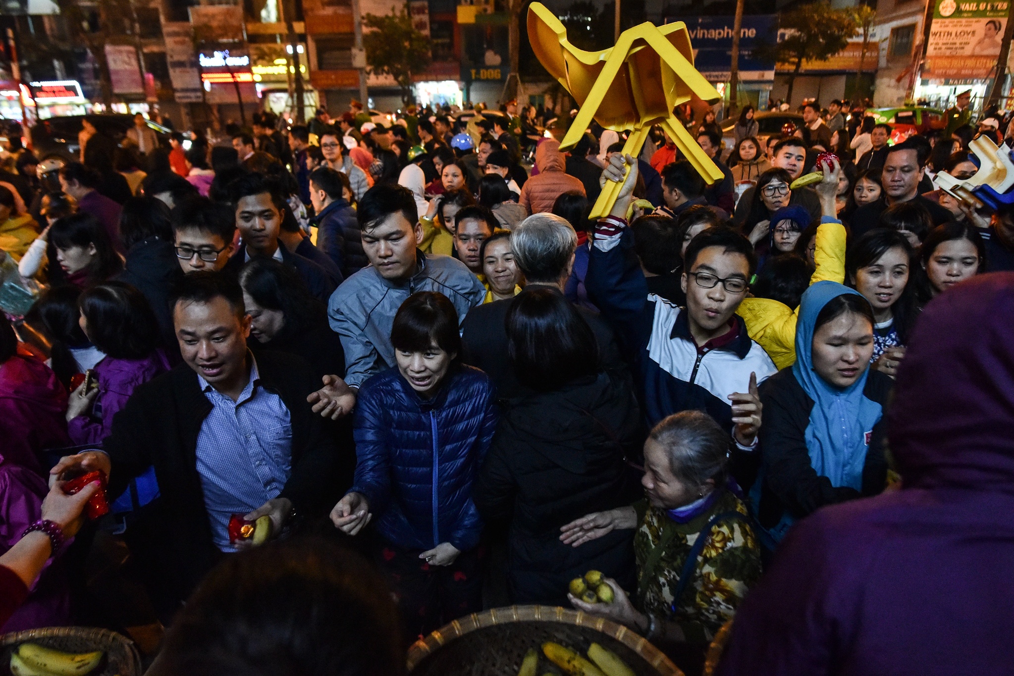 Chen lấn lấy lộc chùa Phúc Khánh ảnh 11 Chen lan lay loc chua Phuc Khanh anh 11