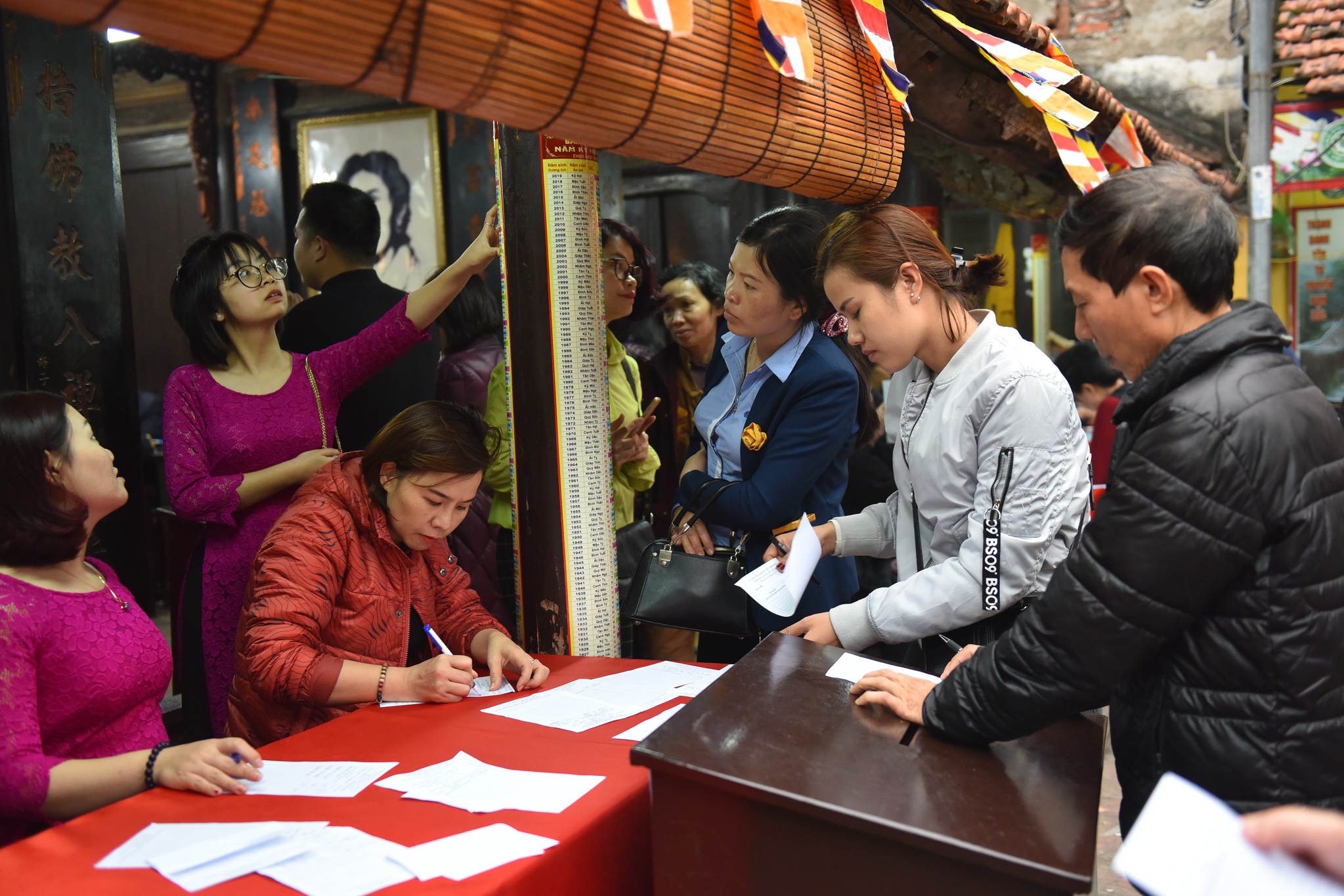 Chen lấn lấy lộc chùa Phúc Khánh ảnh 1 Chen lan lay loc chua Phuc Khanh anh 1