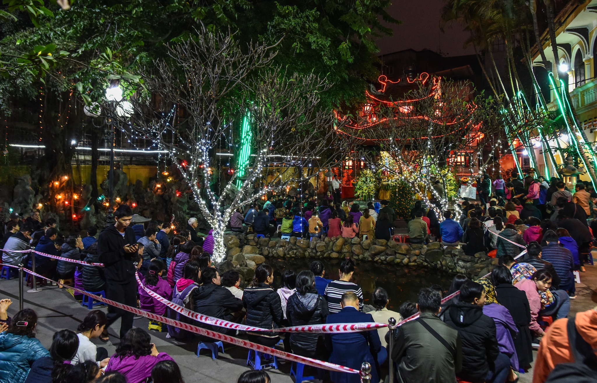 Chen lấn lấy lộc chùa Phúc Khánh ảnh 2 Chen lan lay loc chua Phuc Khanh anh 2