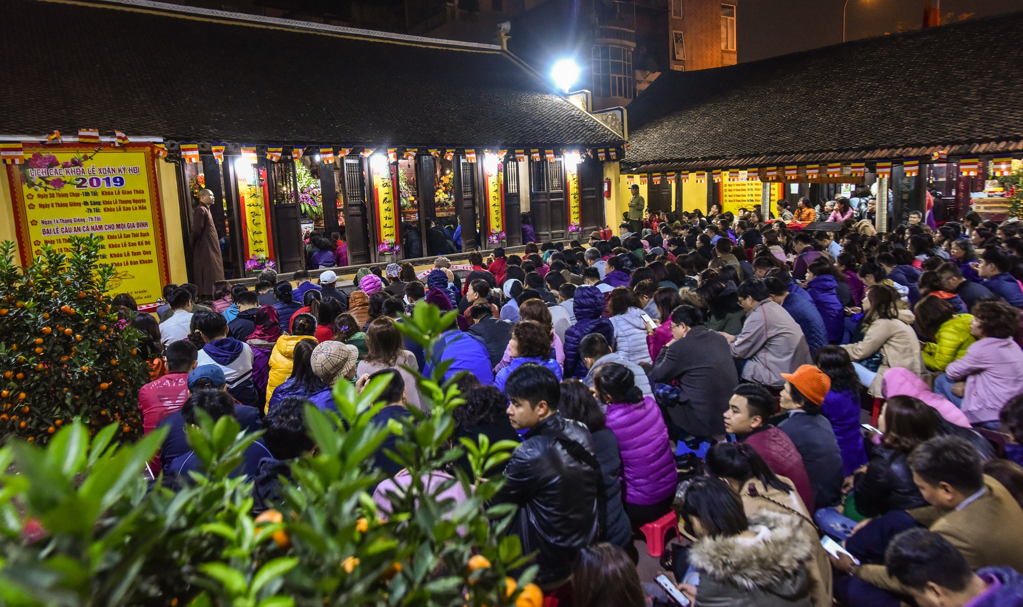 Chen lấn lấy lộc chùa Phúc Khánh ảnh 3 Chen lan lay loc chua Phuc Khanh anh 3