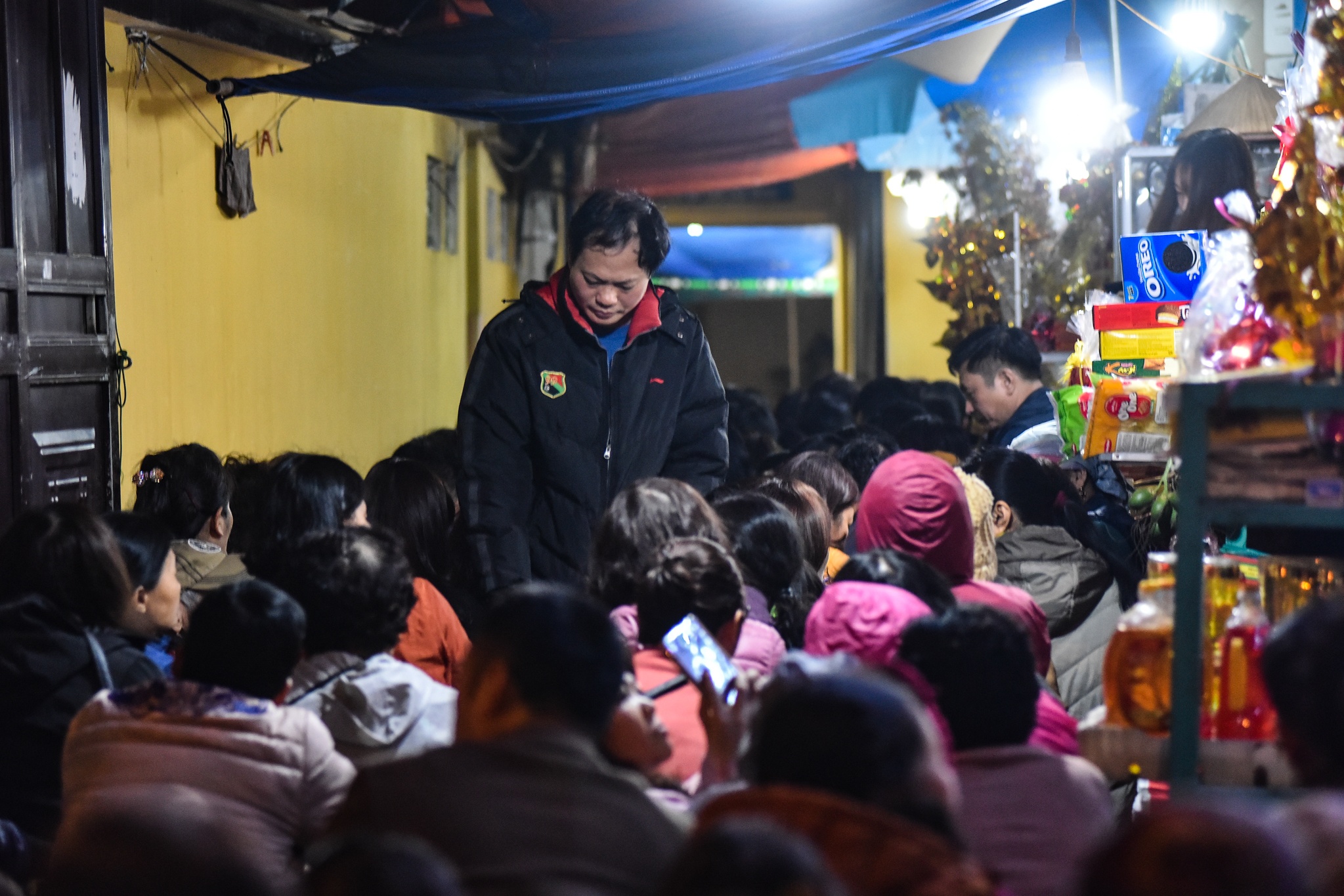 Chen lấn lấy lộc chùa Phúc Khánh ảnh 4 Chen lan lay loc chua Phuc Khanh anh 4