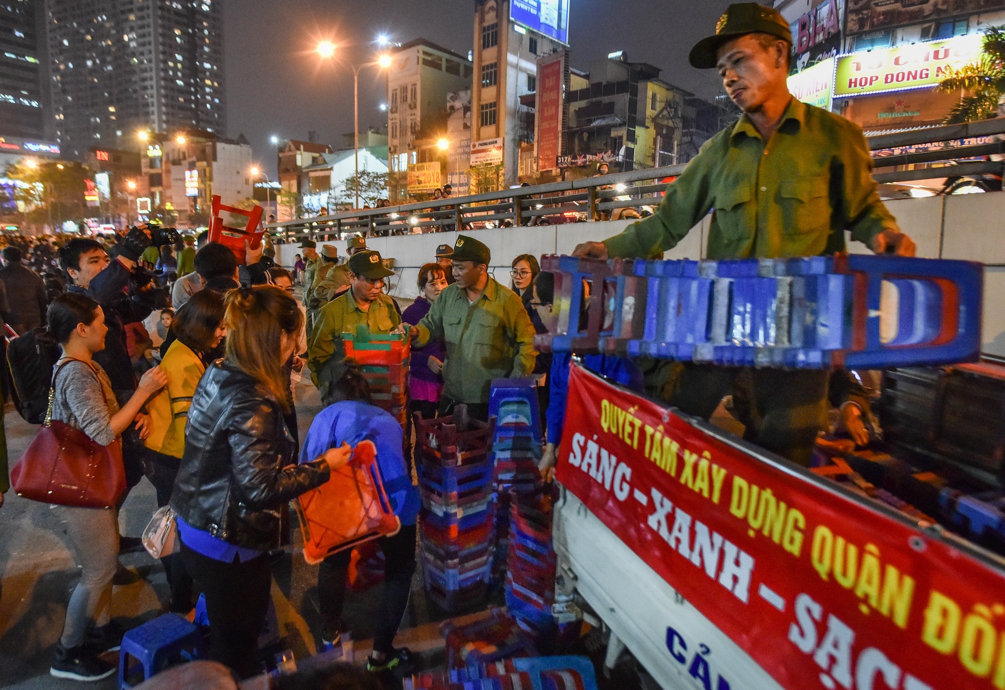 Chen lấn lấy lộc chùa Phúc Khánh ảnh 5 Chen lan lay loc chua Phuc Khanh anh 5