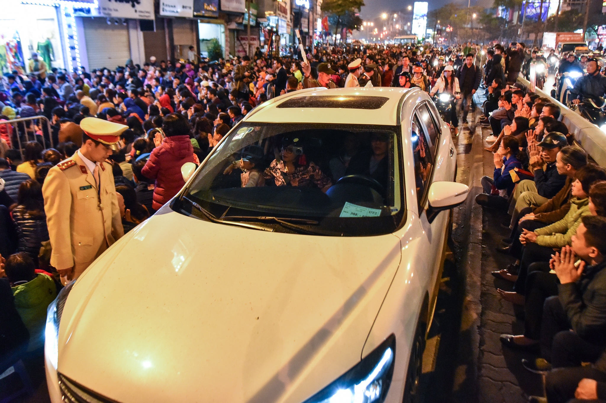 Chen lấn lấy lộc chùa Phúc Khánh ảnh 6 Chen lan lay loc chua Phuc Khanh anh 6