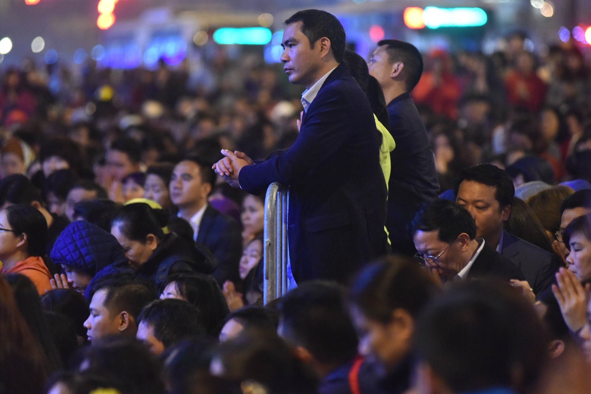 Chen lấn lấy lộc chùa Phúc Khánh ảnh 7 Chen lan lay loc chua Phuc Khanh anh 7