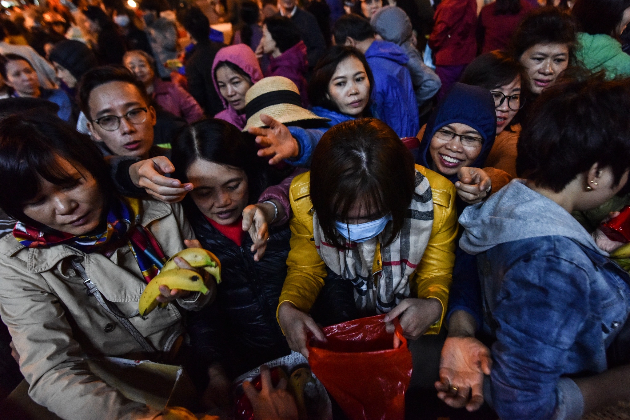 Hang tram nguoi chen lan xin loc sau le dang sao giai han hinh anh