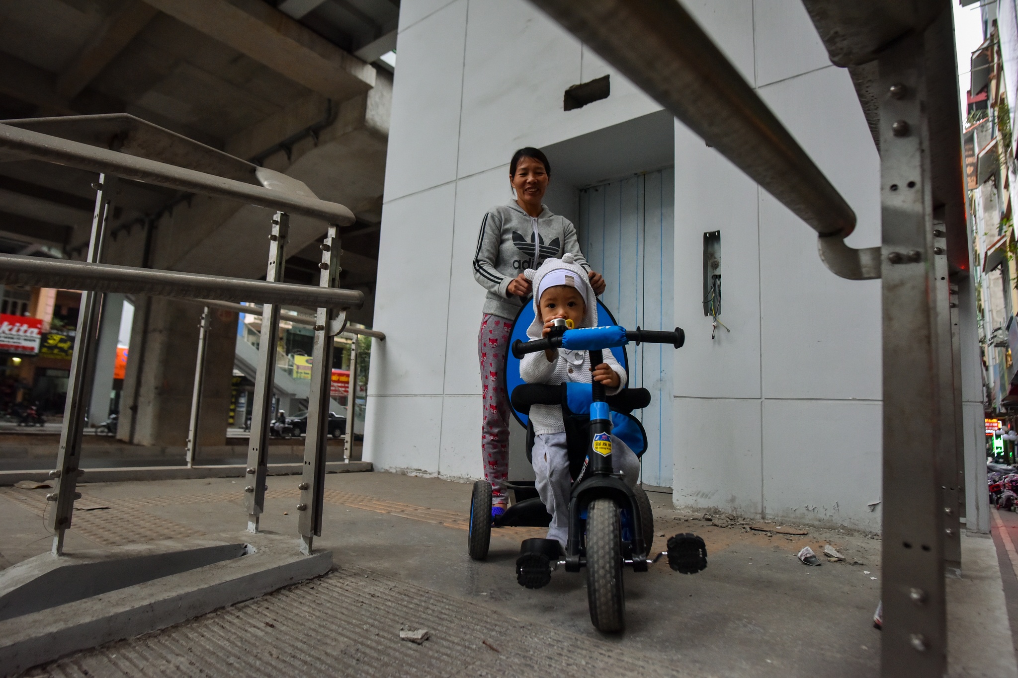 ngon ngang duong sat Cat Linh - Ha Dong anh 8