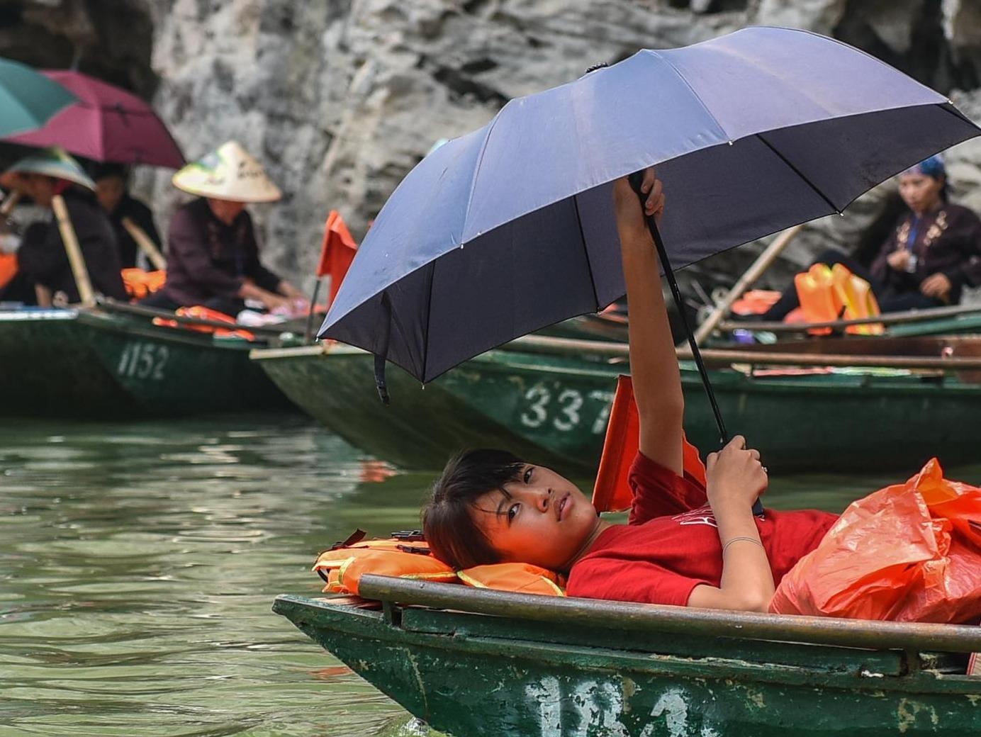 20.000 nguoi doi nang du ngoan Trang An ngay cuoi tuan hinh anh