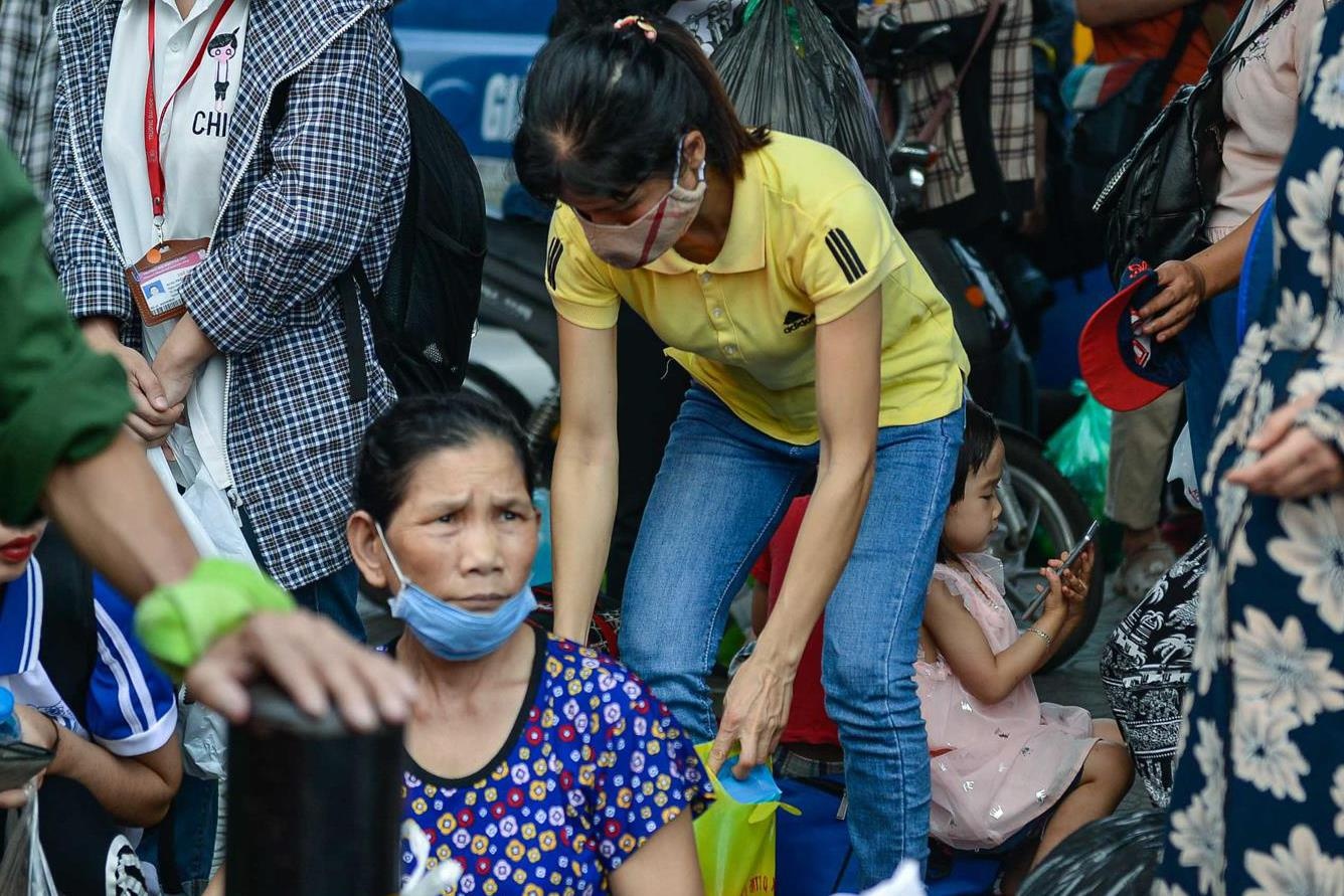 Canh chen lan, ngot ngat o cac ben xe truoc dip nghi le 30/4 hinh anh