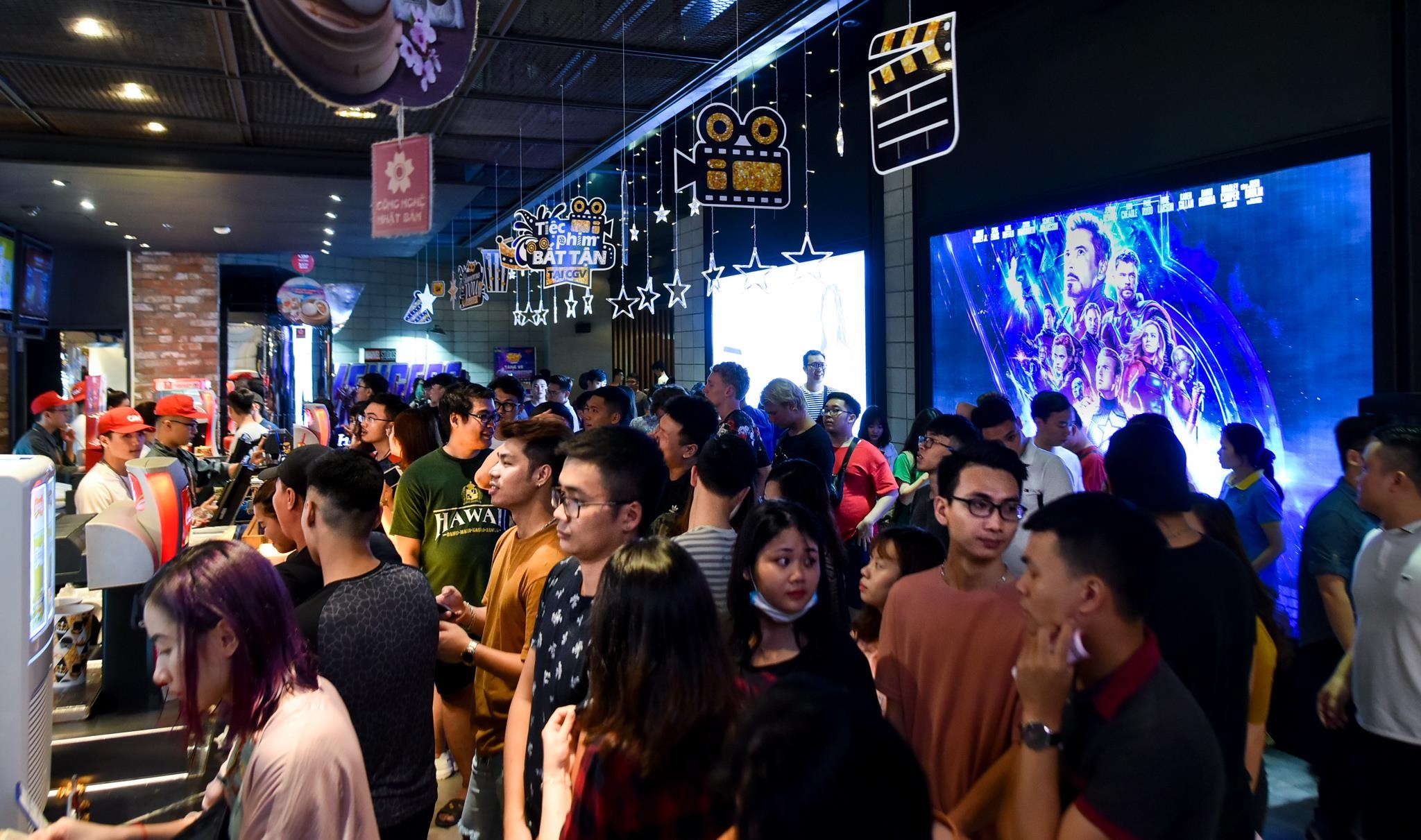 Hàng trăm người xếp hàng mua vé Avengers ảnh 1 Hang tram nguoi xep hang mua ve Avengers anh 1