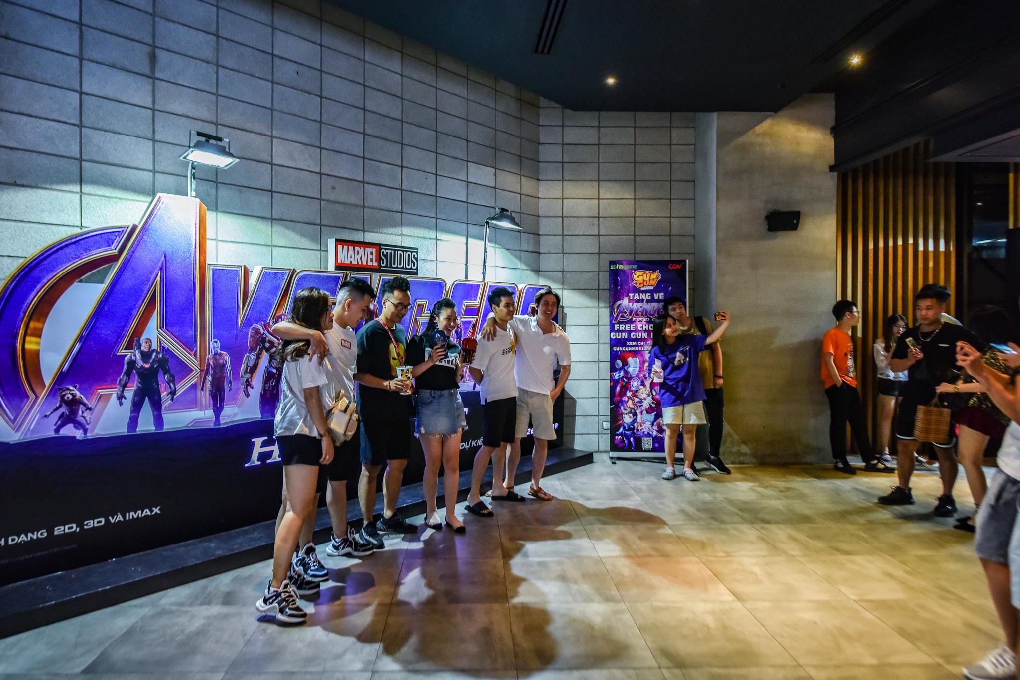 Hàng trăm người xếp hàng mua vé Avengers ảnh 2 Hang tram nguoi xep hang mua ve Avengers anh 2