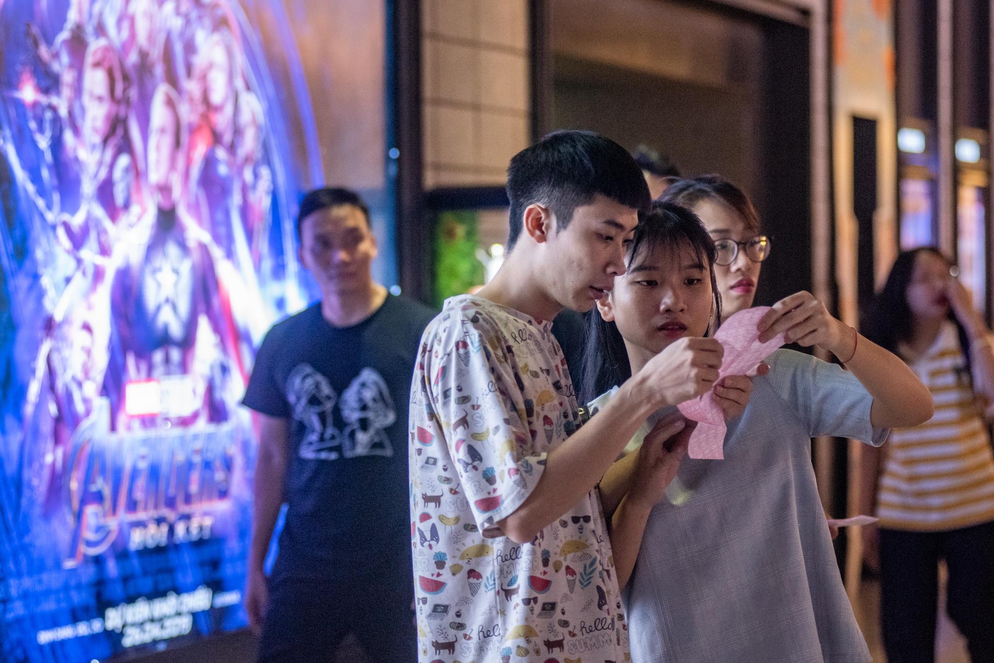 Hàng trăm người xếp hàng mua vé Avengers ảnh 3 Hang tram nguoi xep hang mua ve Avengers anh 3