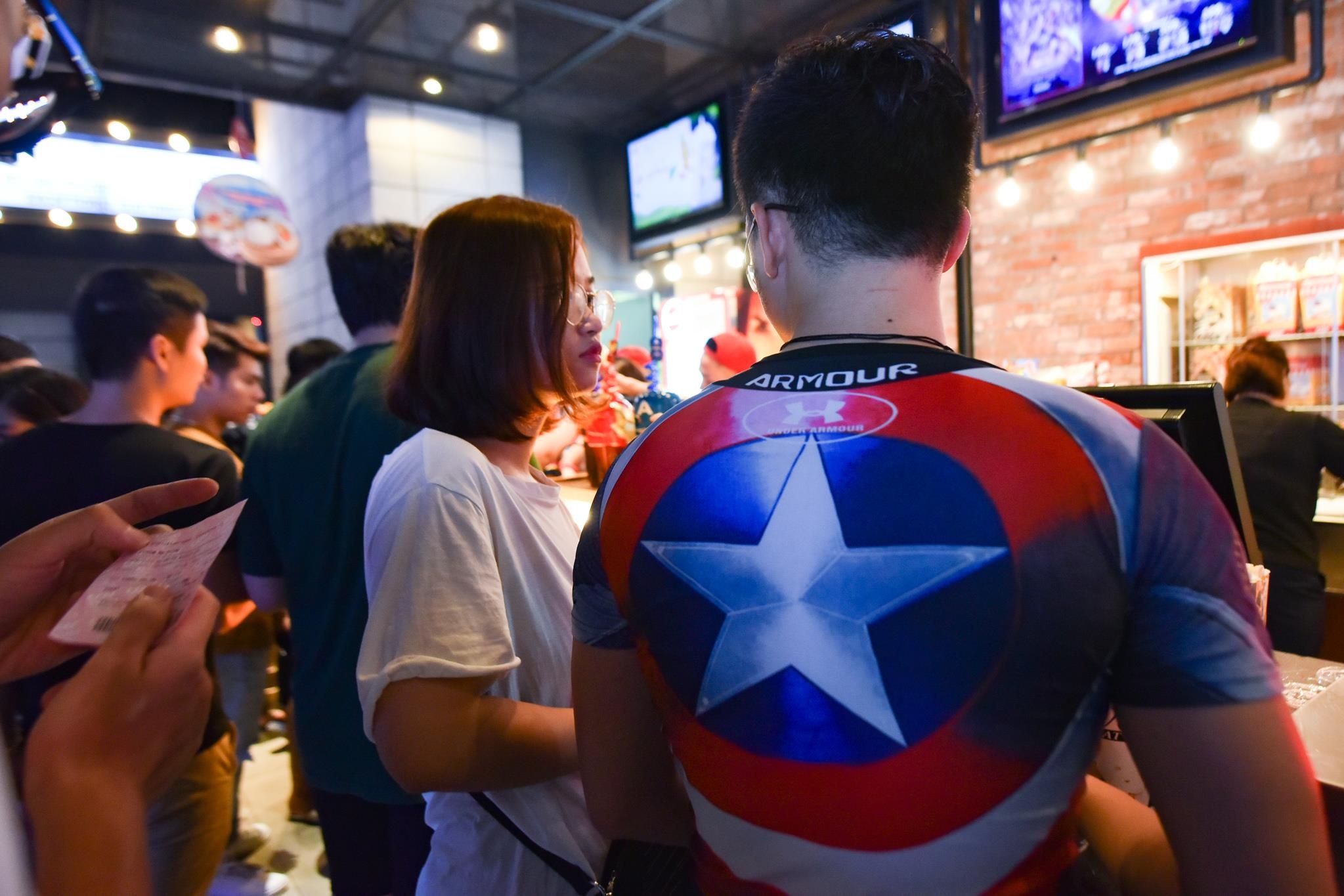 Hàng trăm người xếp hàng mua vé Avengers ảnh 4 Hang tram nguoi xep hang mua ve Avengers anh 4