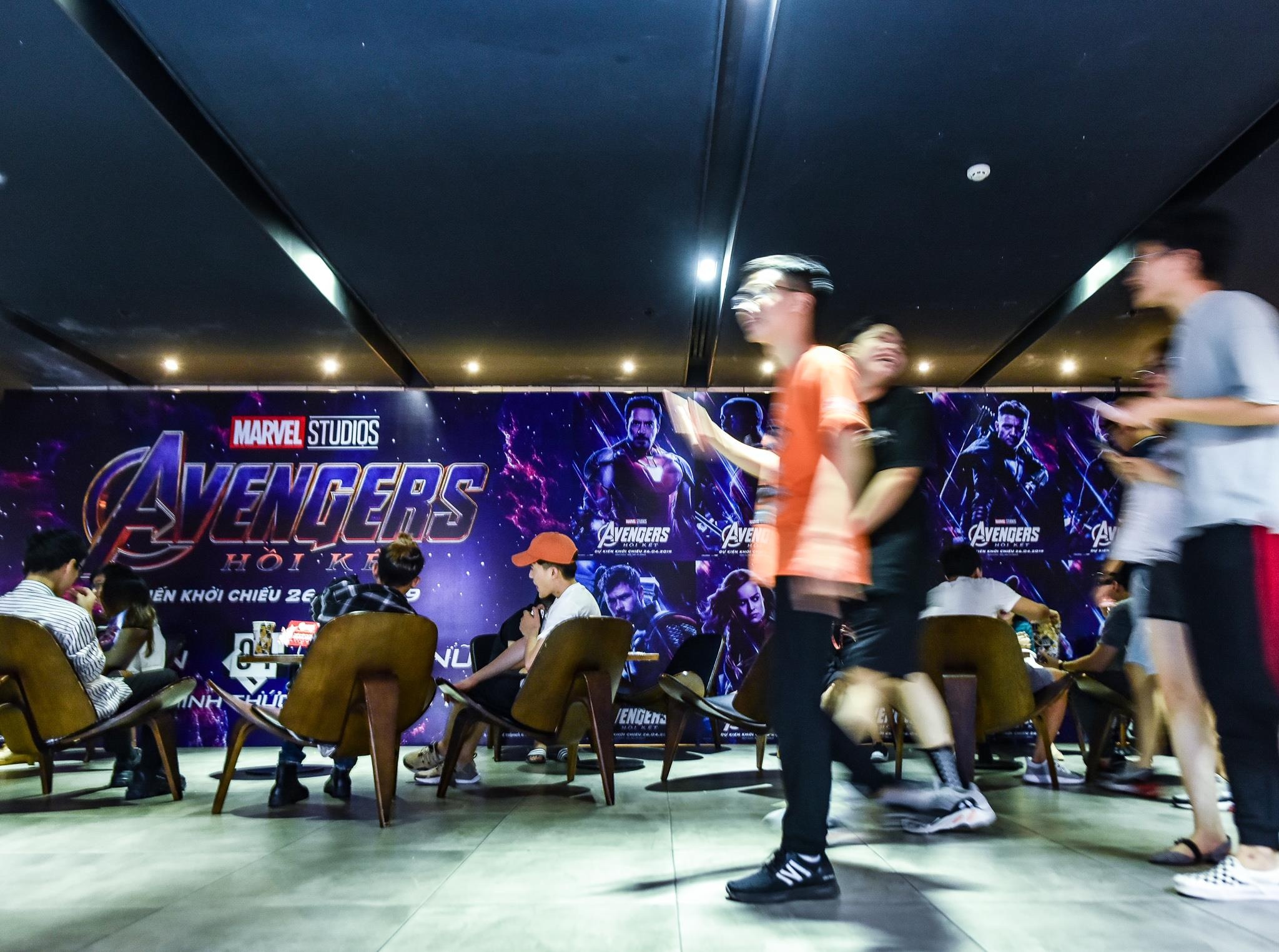 Hàng trăm người xếp hàng mua vé Avengers ảnh 7 Hang tram nguoi xep hang mua ve Avengers anh 7