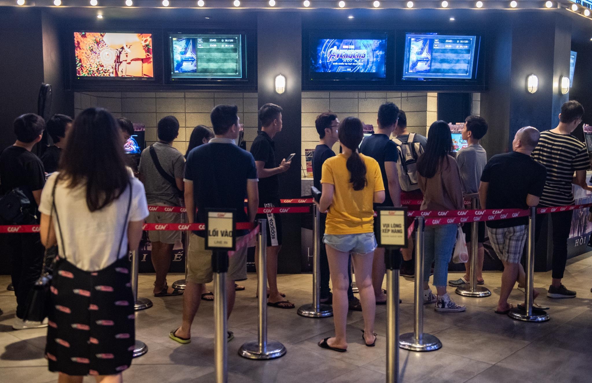 Hàng trăm người xếp hàng mua vé Avengers ảnh 8 Hang tram nguoi xep hang mua ve Avengers anh 8