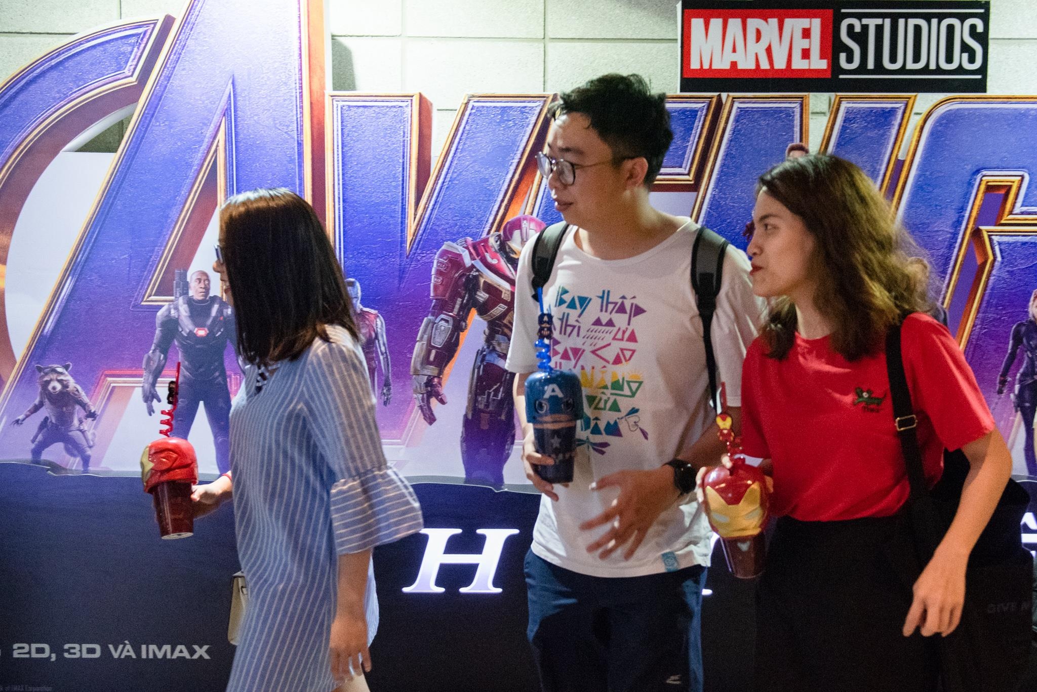 Hàng trăm người xếp hàng mua vé Avengers ảnh 9 Hang tram nguoi xep hang mua ve Avengers anh 9