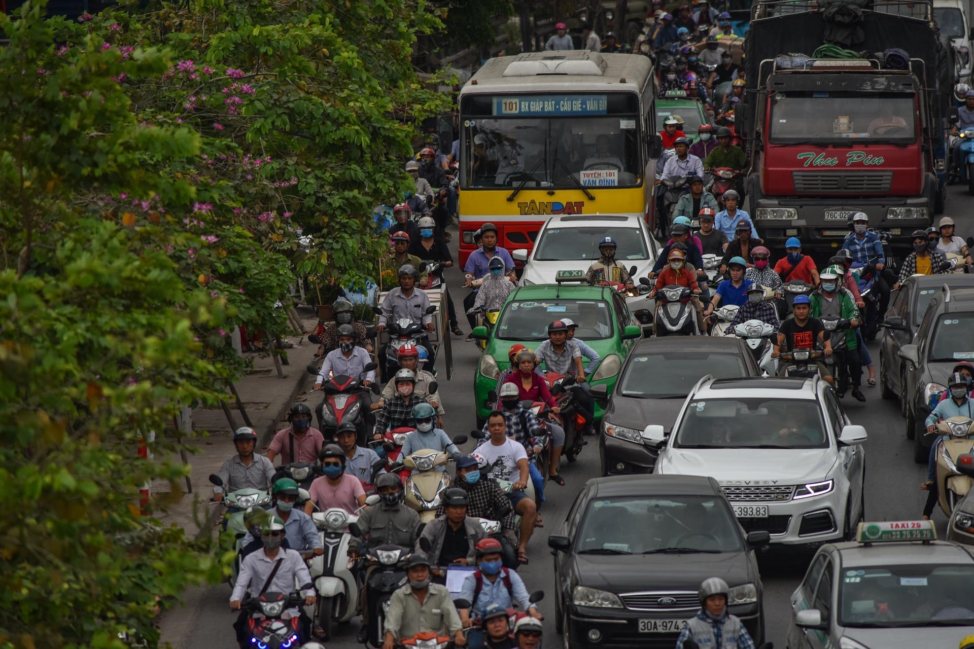 Ben xe phia Nam Ha Noi dong duc anh 11