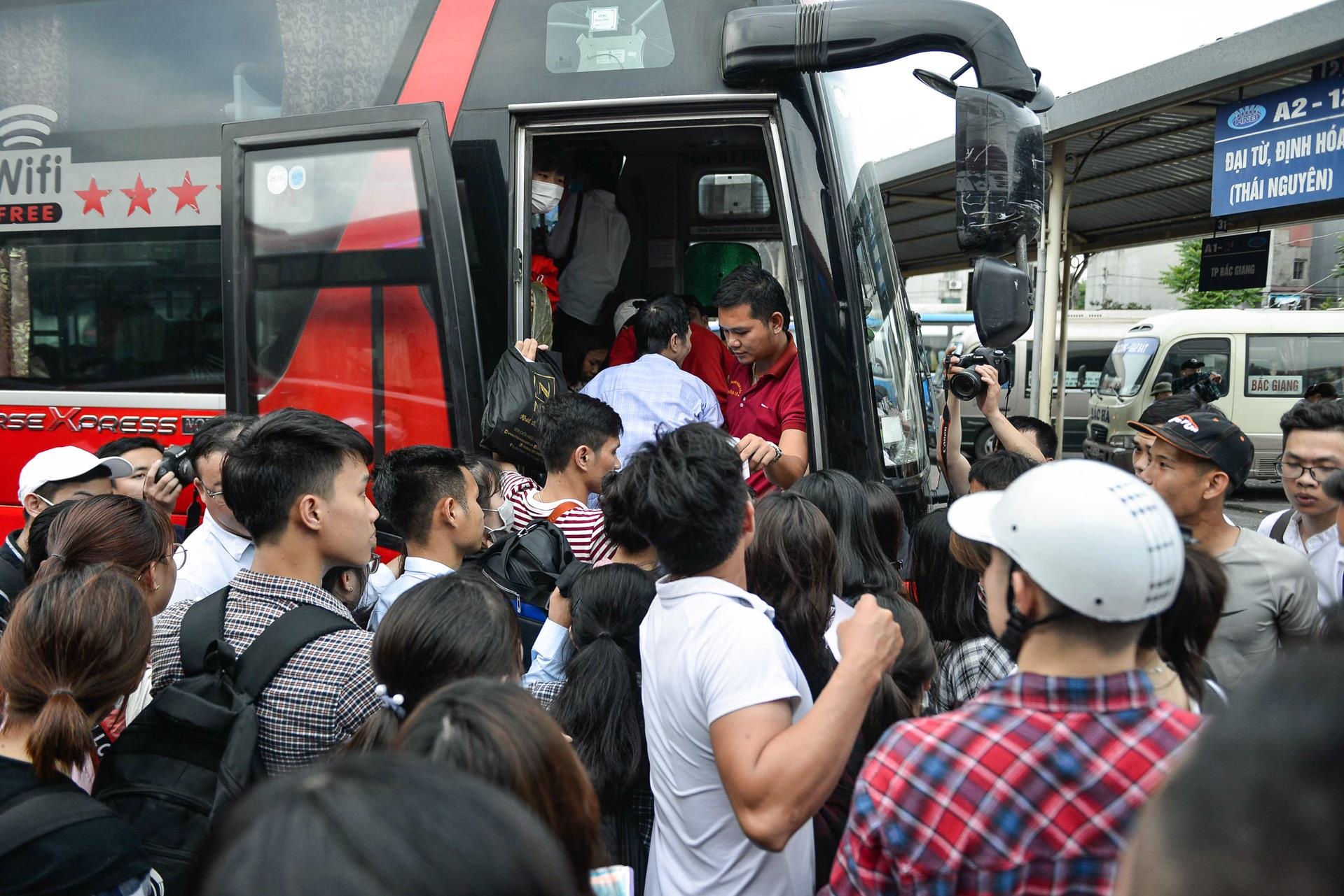 Ben xe phia Nam Ha Noi dong duc anh 2