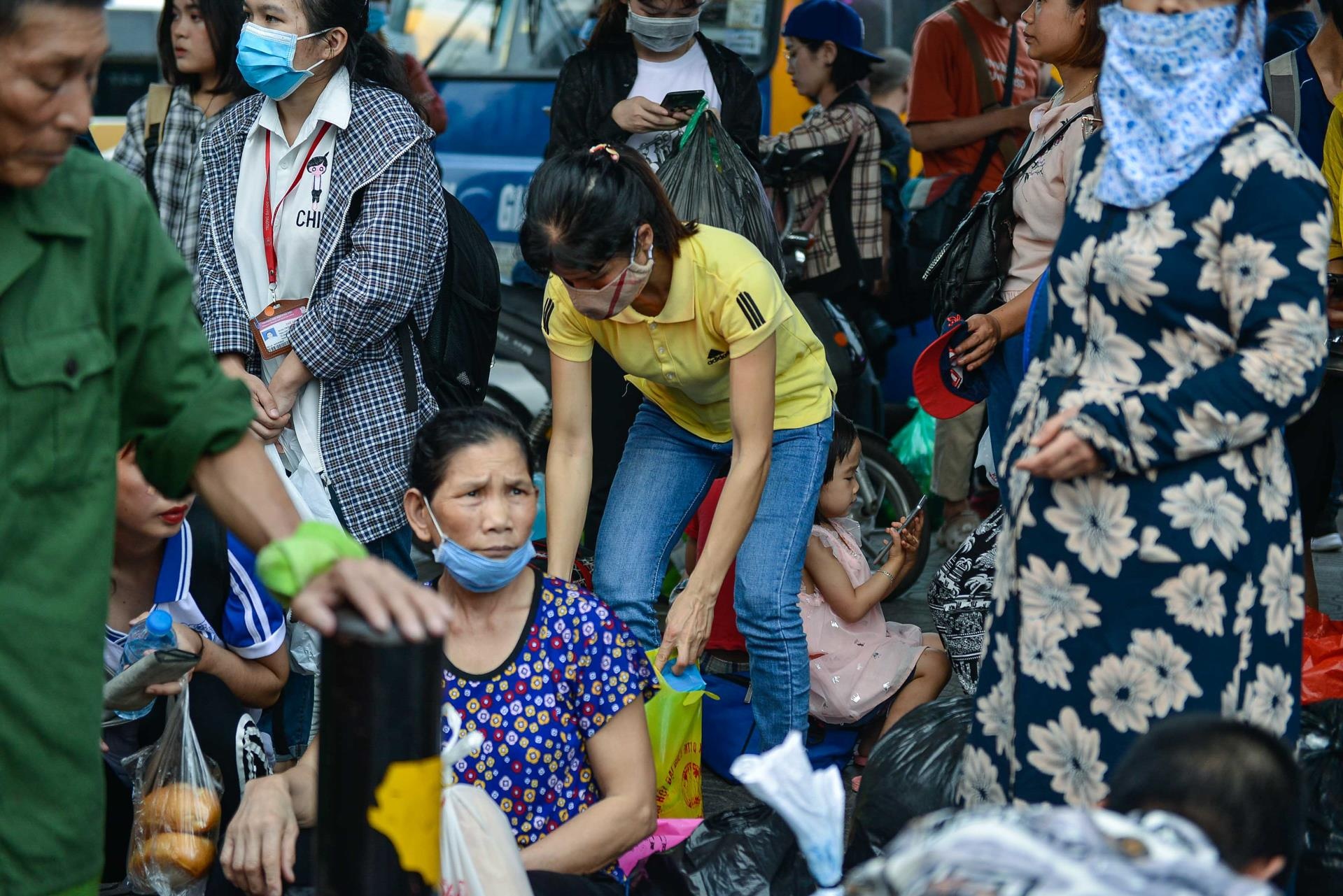 Ben xe phia Nam Ha Noi dong duc anh 3