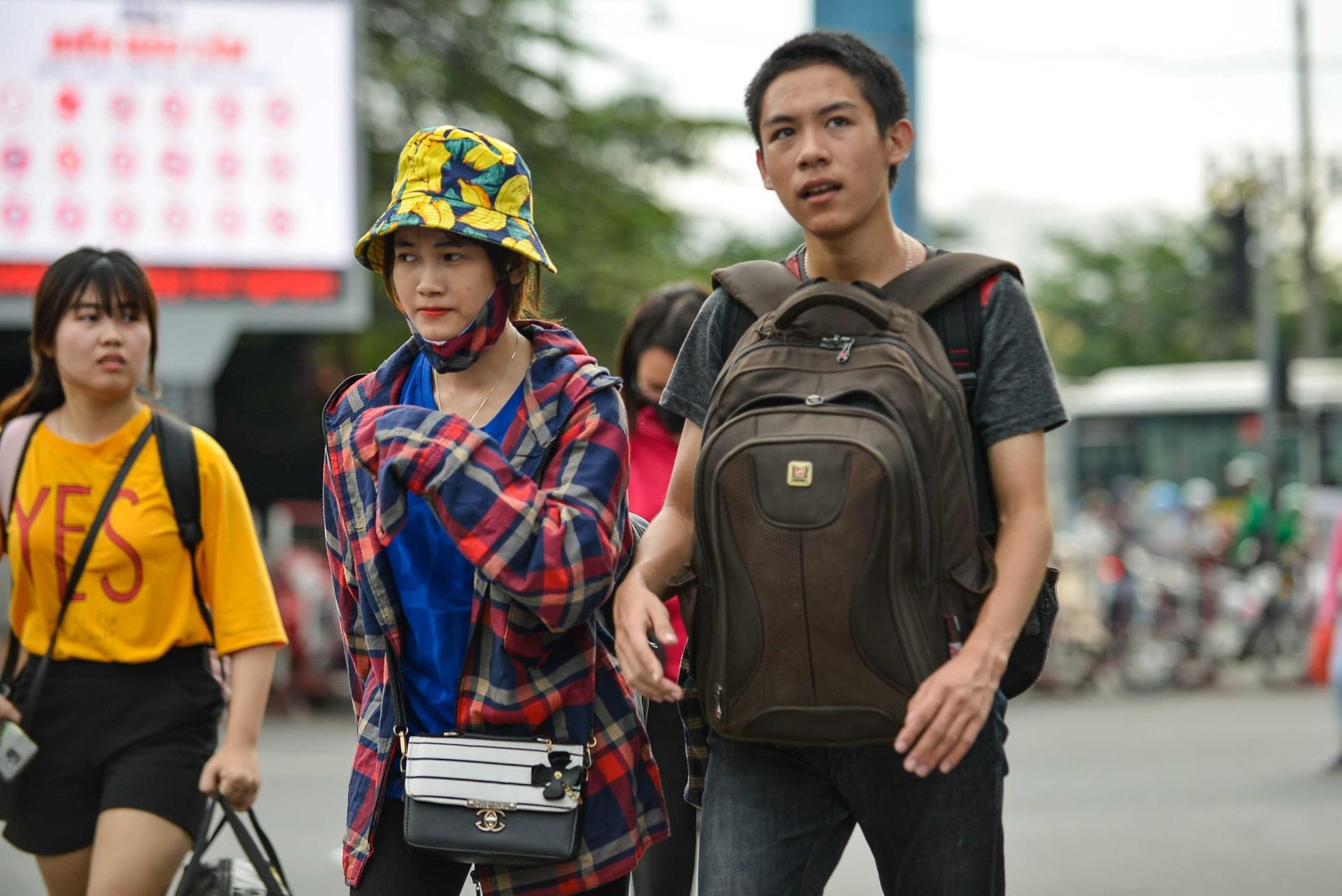 Ben xe phia Nam Ha Noi dong duc anh 4