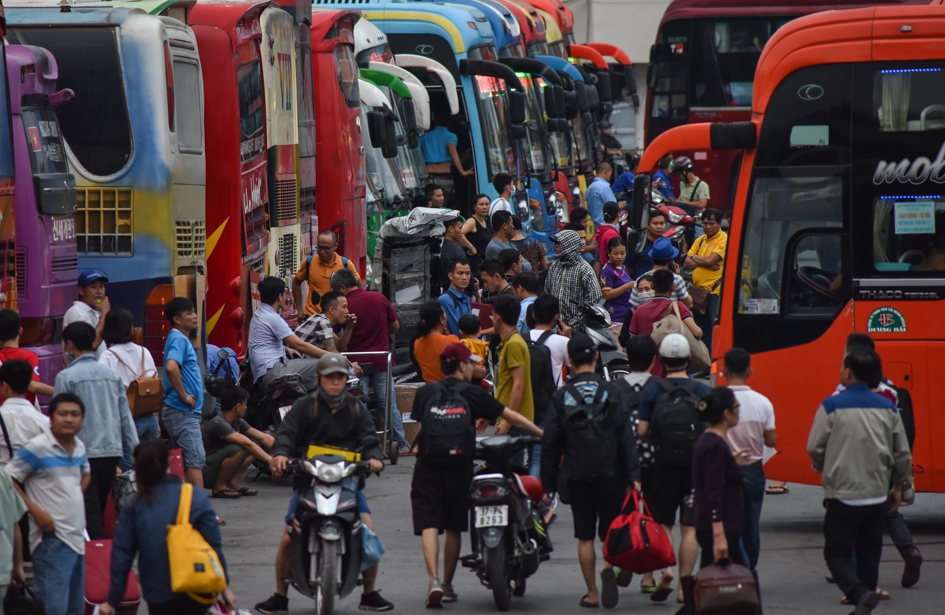 Ben xe phia Nam Ha Noi dong duc anh 6