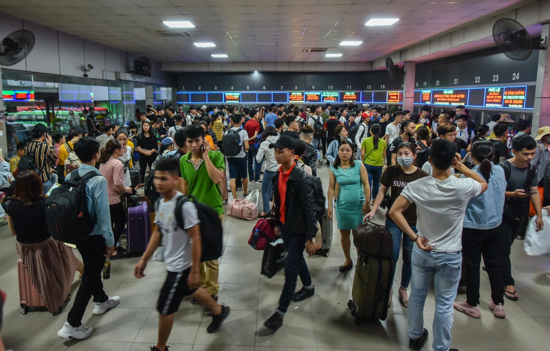 Ben xe phia Nam Ha Noi dong duc anh 7