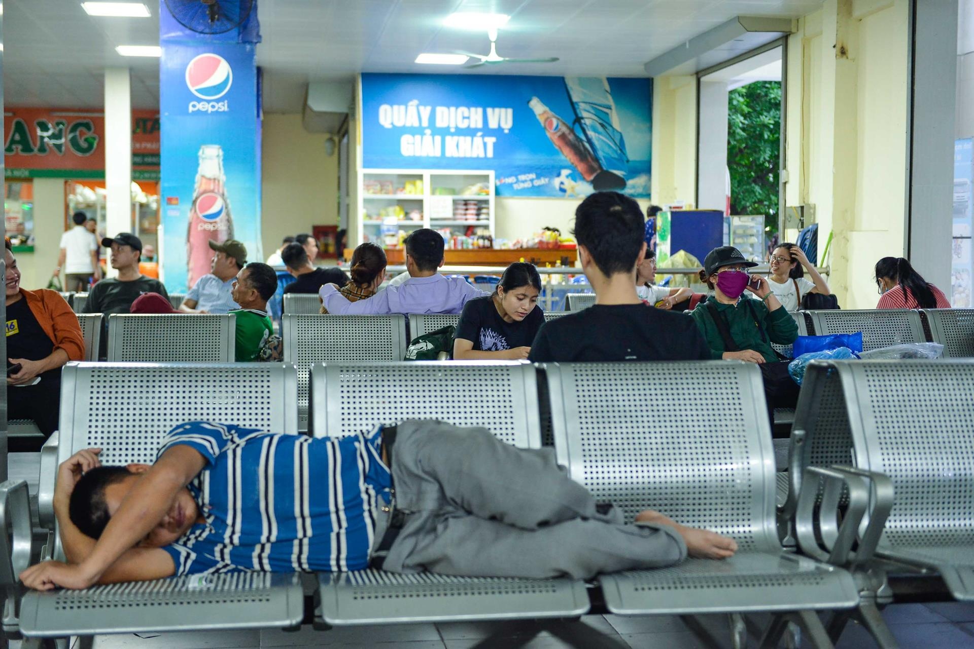 Ben xe phia Nam Ha Noi dong duc anh 8