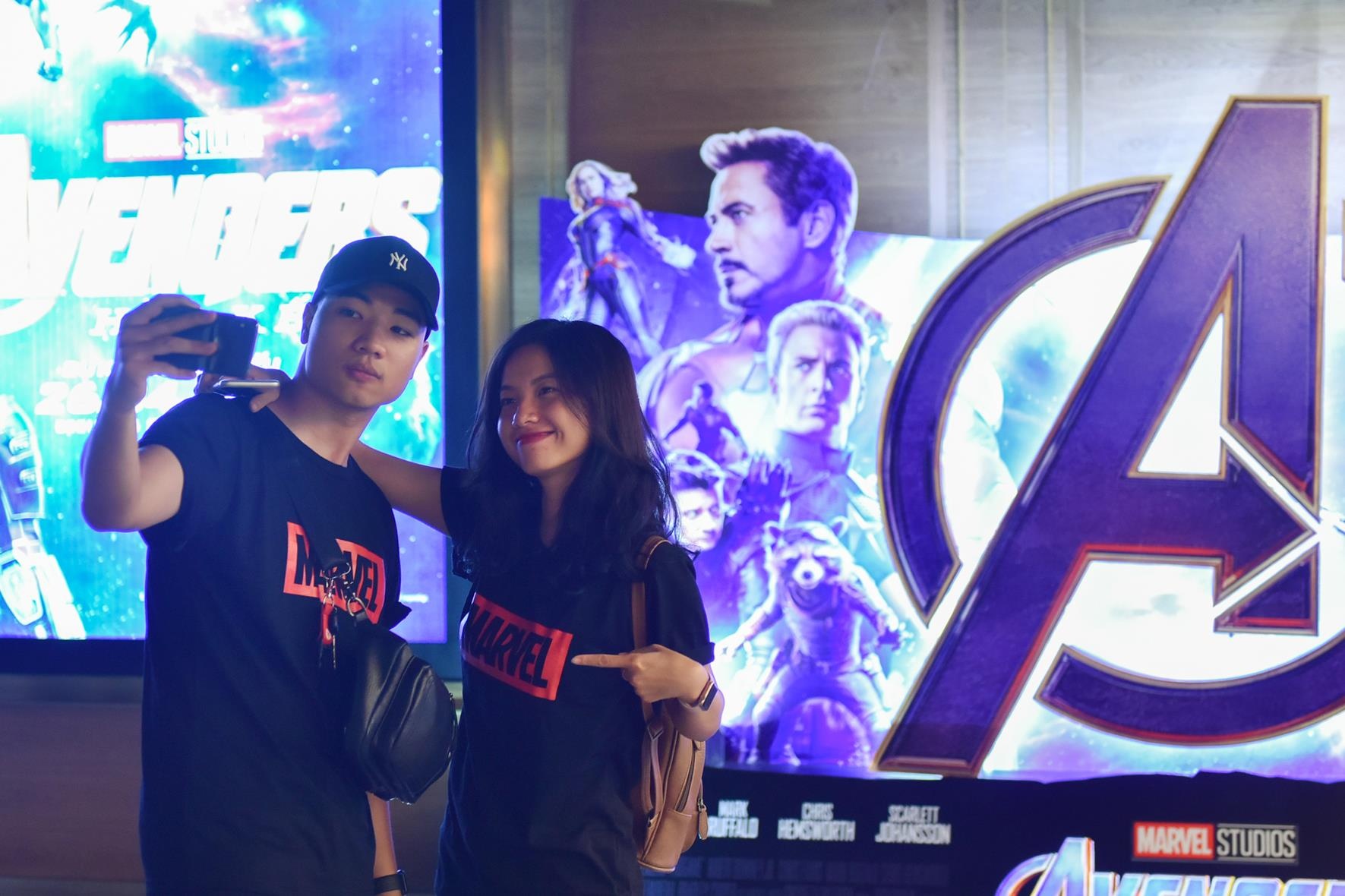 Hang tram nguoi xep hang dai trong dem mua ve 'Avengers: Endgame' hinh anh