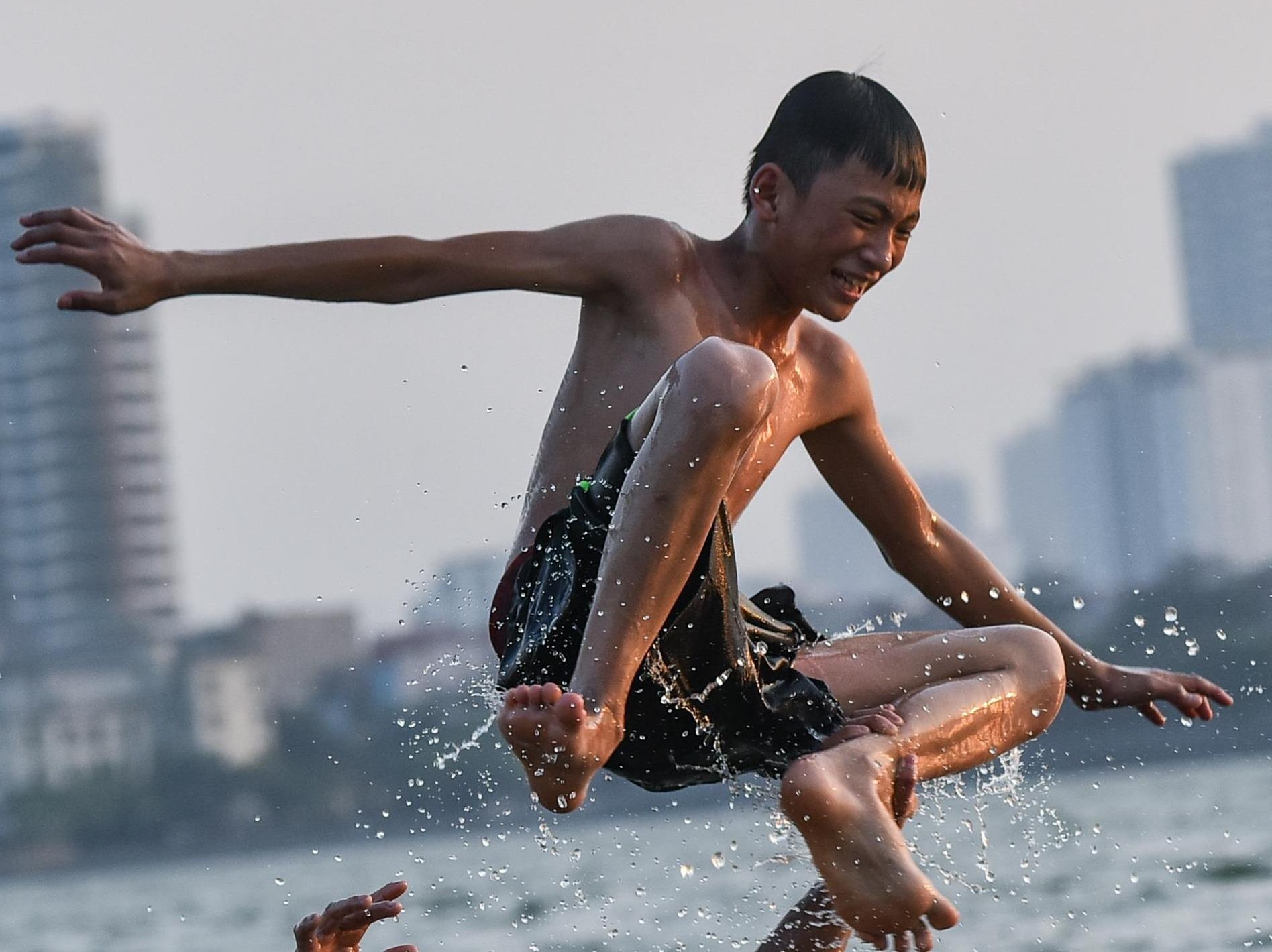 Nong 40 do C, ho lon nhat Ha Noi thanh bai tam ly tuong hinh anh
