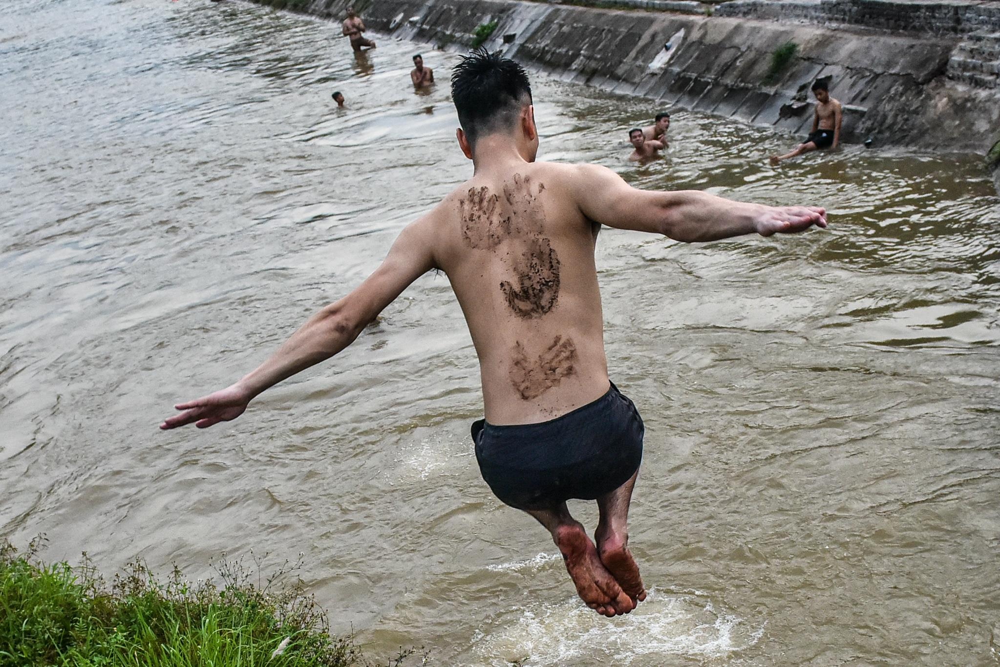 'Kinh ngu' thon lang giai nhiet o tram bom thuy loi ngay nong 41 do C hinh anh