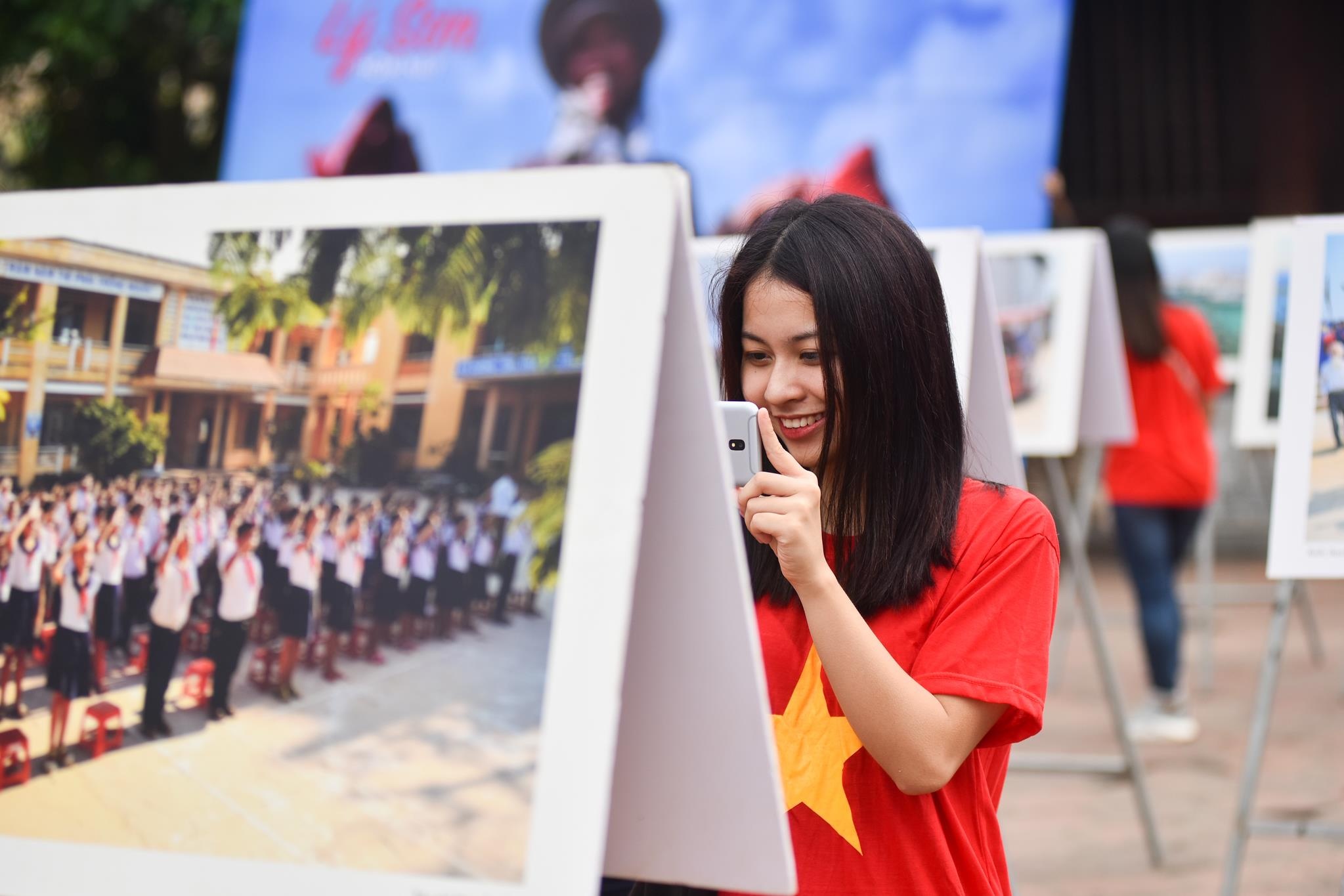 Du khach nuoc ngoai to mo ve anh chup dac san Ly Son cua Nguyen A hinh anh