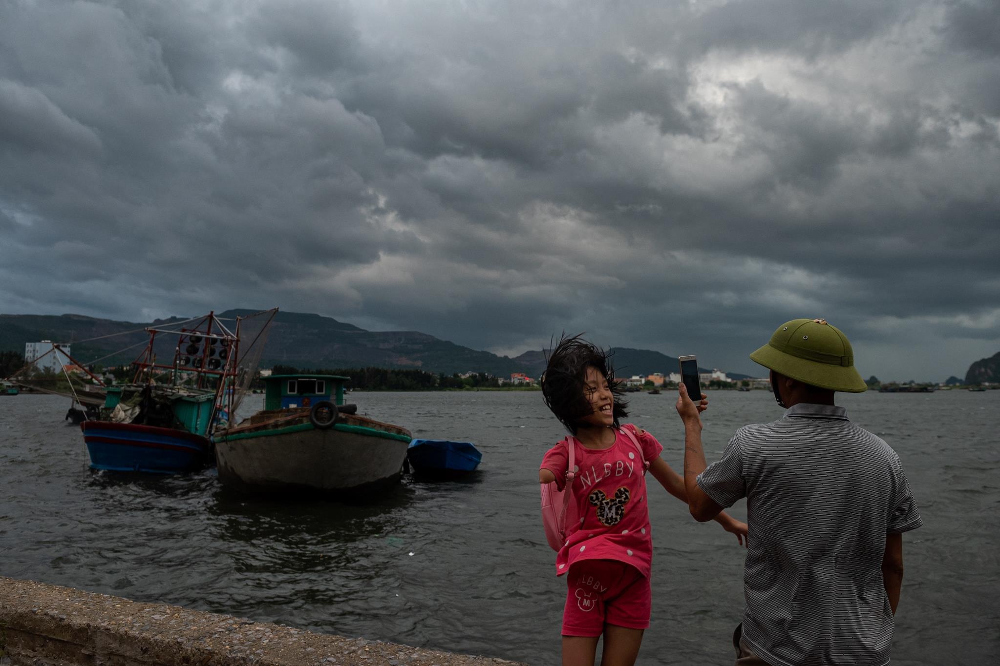 Dan Cam Pha binh than ngam may den truoc bao so 2 hinh anh