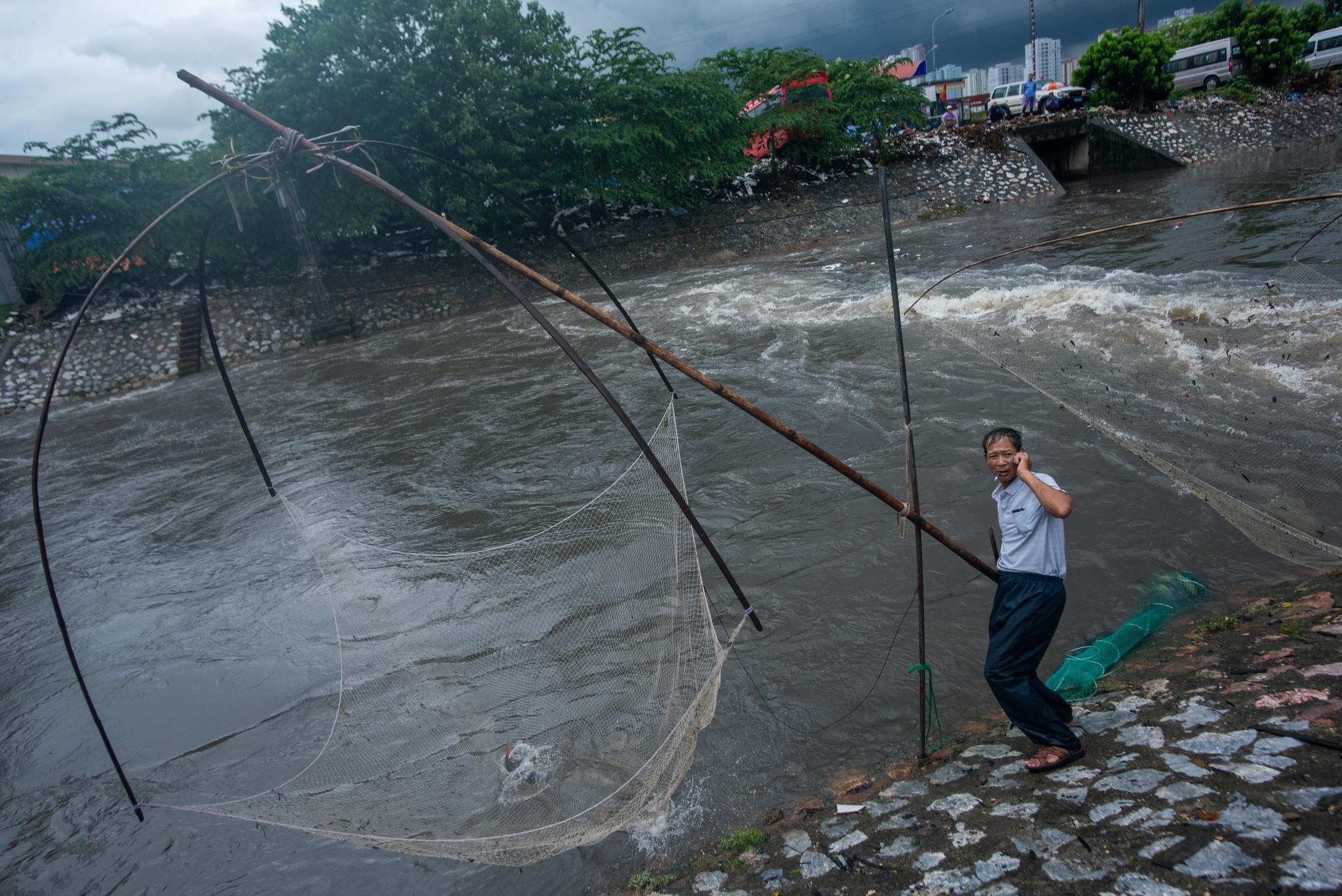 Do xo ra song bat ca anh 9