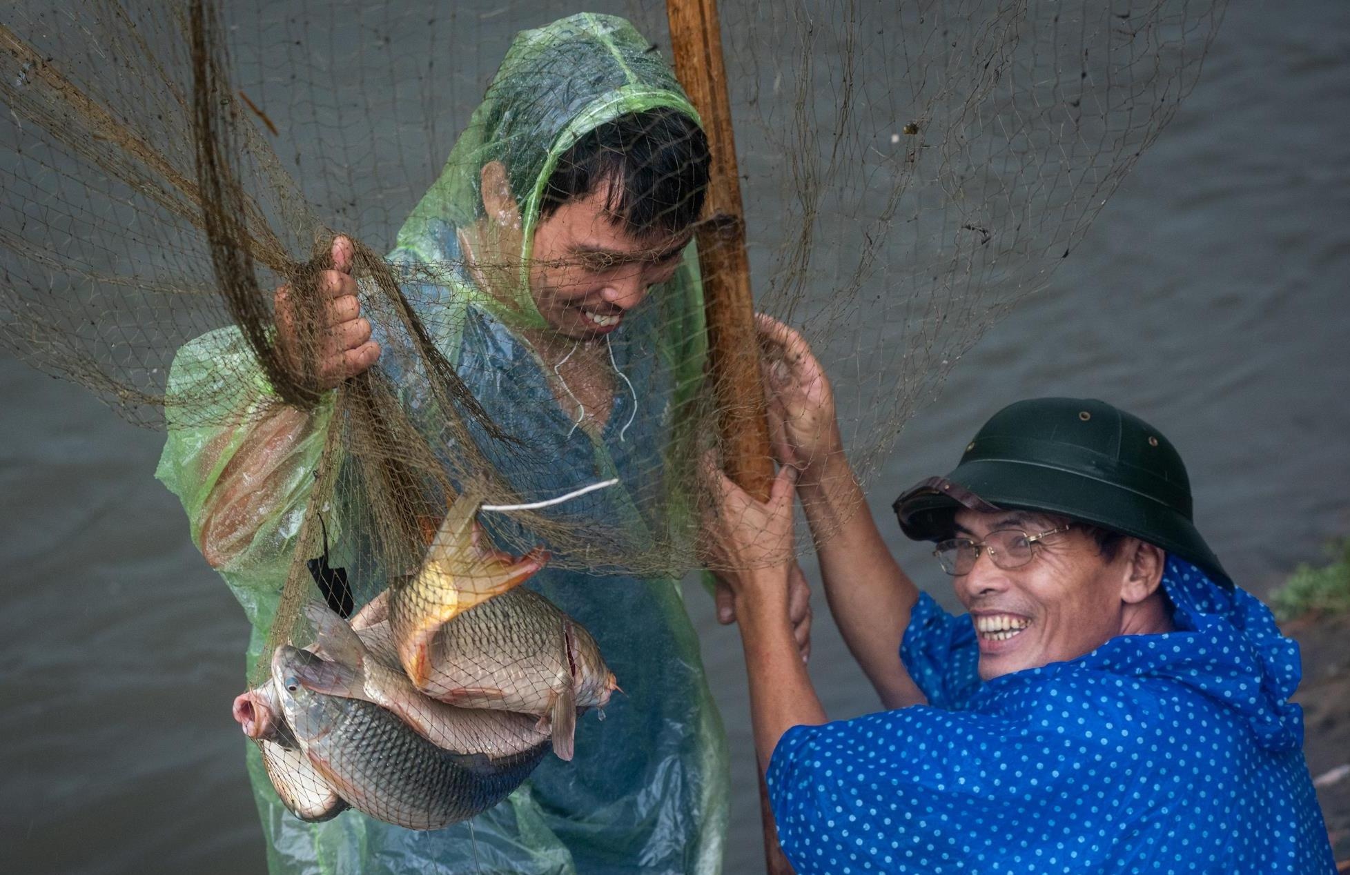 Do xo ra song Kim Nguu bat ca ngay mua bao hinh anh